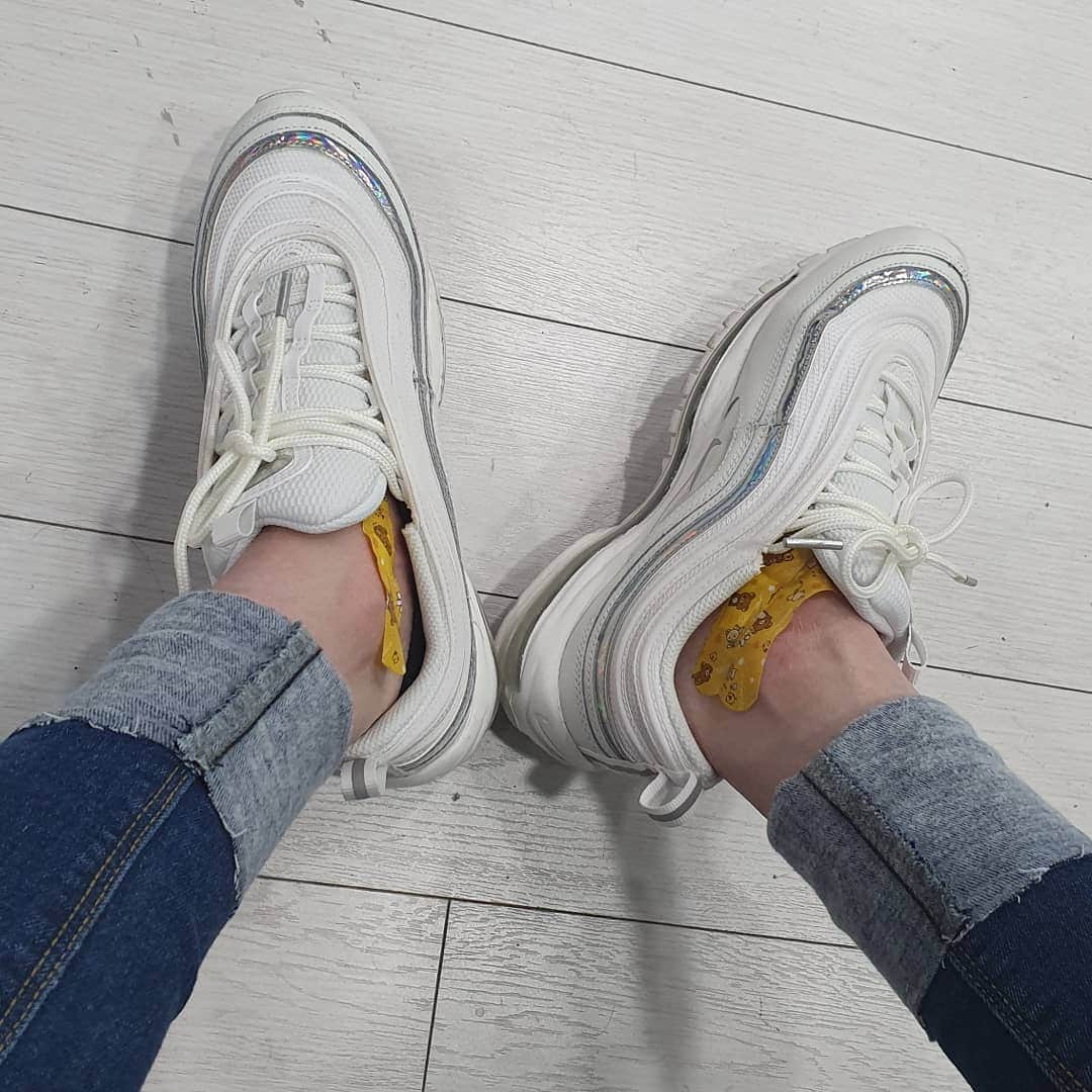 のインスタグラム：「새 신발 사이즈 너무 크게 사버려서 발 아픈데 이쁘당 힛♡ 그 와중에 신기하게 오늘 이태은이랑 커플룩」