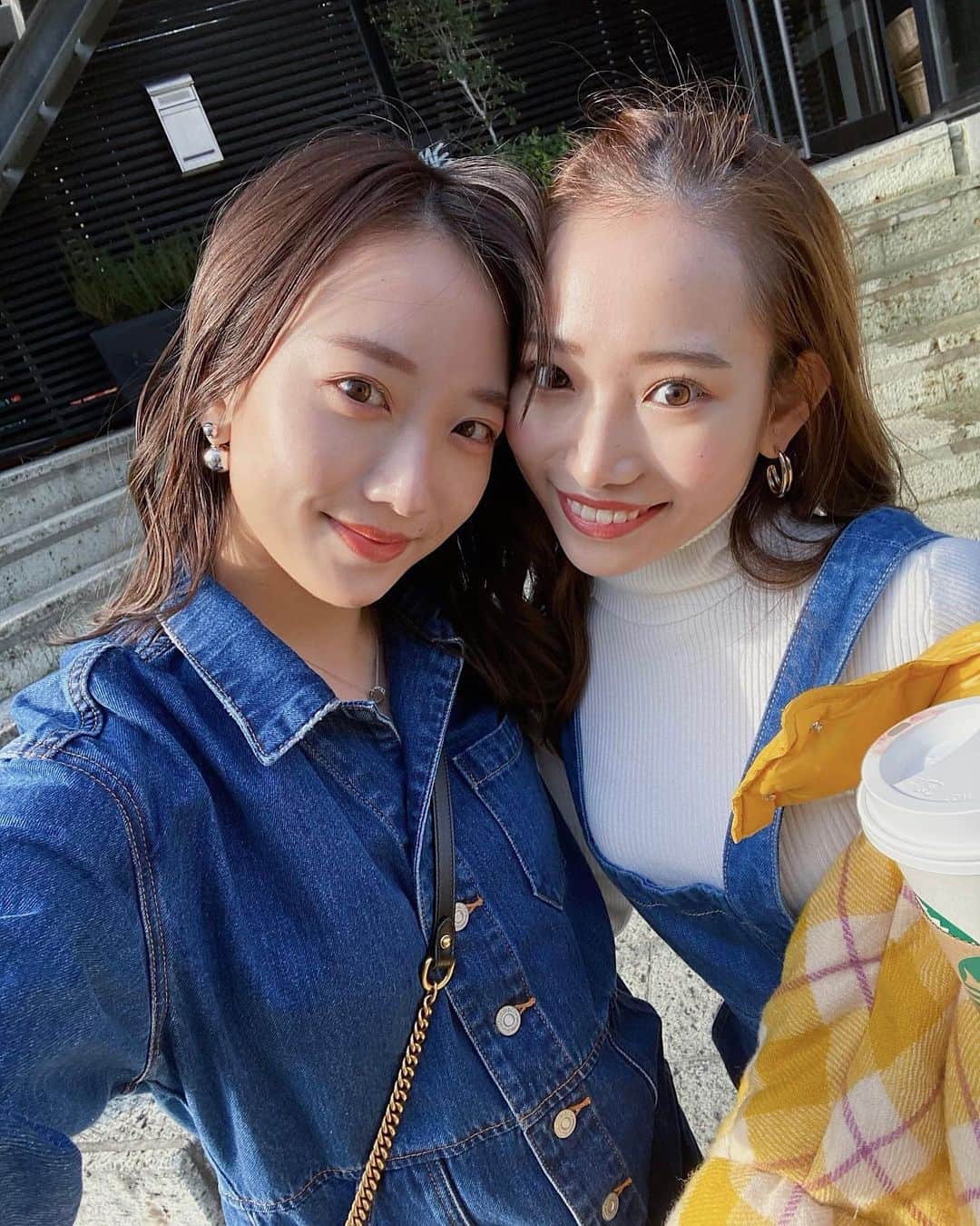 大野真昂のインスタグラム：「☺︎ ・ iPhone11proのカメラすごい 自撮りの時の広角レンズがとっても良い🤳🏻💯 ・ ・ にやにやしながら デニムで合わせてきたりこ🤦🏻‍♀️ ・ #iphone11pro #カメラ #姉妹 #まこりこ」