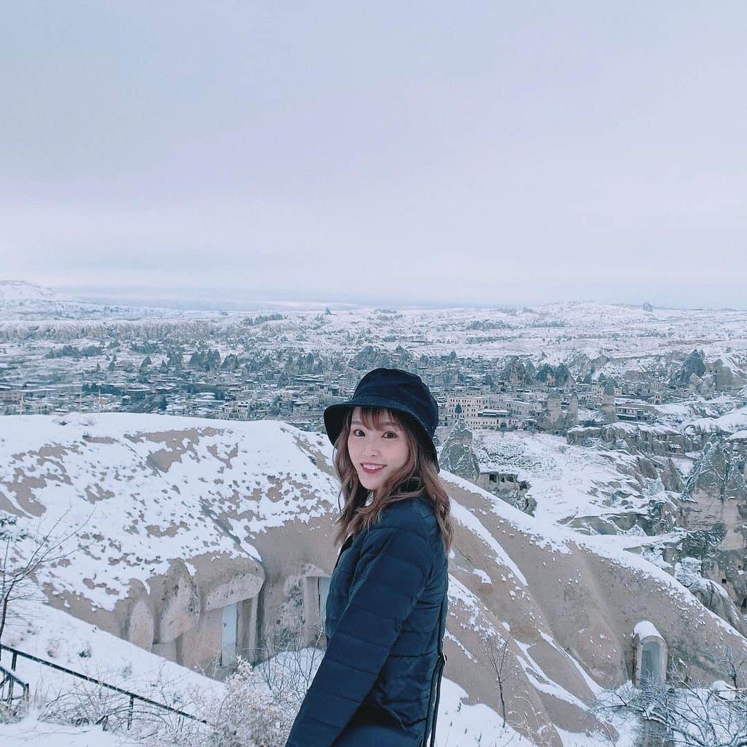 磯田 ひかる(Hikaru Isoda) のインスタグラム：「冬のCappadocia🇹🇷 2日目は、雪が降って幻想的な景色だった❄️ . 気球が飛ぶ景色を見れる洞窟ホテルに泊まったのだけど、 気球に乗った日以外は、飛ばなくて見れなかった...😂(位置情報から飛んで、映えな景色を見てみてください) . 2日目はツアーでいろいろ回った！ 昔2万人が住んでた地下都市探検、すごく面白かった🐰🌼 そのまま残ってるのが凄すぎる。 . . #Cappadocia #カッパドキア #🇹🇷」