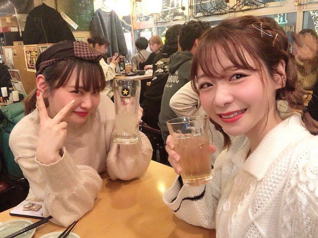 てぃーみきのインスタグラム：「こんにちわっしょ～〜い！ どうも！やまももです！ . やもちゃんと昨日ご飯行ったよ☺︎ 初めましてだったんだけど、 会う前の私の印象は「小洒落たカフェっぽいお店」 が好きそうだと思ってたらしく、 1軒目は雰囲気のいいお店に2人で行ったんだけど 話してったら、だんだん 「ん、、？てぃーみきちゃんってこんな人だったの？」 ってくらい想像とキャラが違ったらしくて 2軒目は私たちらしく居酒屋に来ました（笑）（笑） そのあとカラオケで踊ったりReal Face全力でラップしたり もう素を出し切りましたとさ。 #写真とか動画だけ見てる人には #女の子らしい人って思われがち #実際会うとギャップがやばいらしい #モテない秘訣ここにありけり」