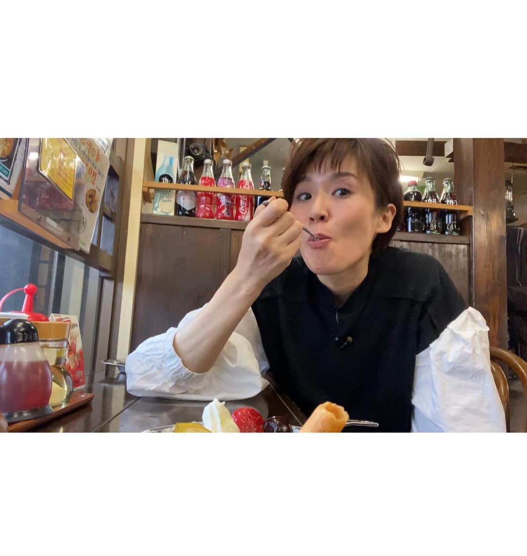 にしおかすみこさんのインスタグラム写真 - (にしおかすみこInstagram)「#甘いもの好き 食レポが終わったので、端っこで本気食い。 #死守 #美味しい✨😍✨ どちらかというと少食。「お腹苦しい〜、ヤバい〜」と言いながら食べるのはやめない。 #写ってないけど #パフェ」1月18日 21時05分 - nishioka_sumiko
