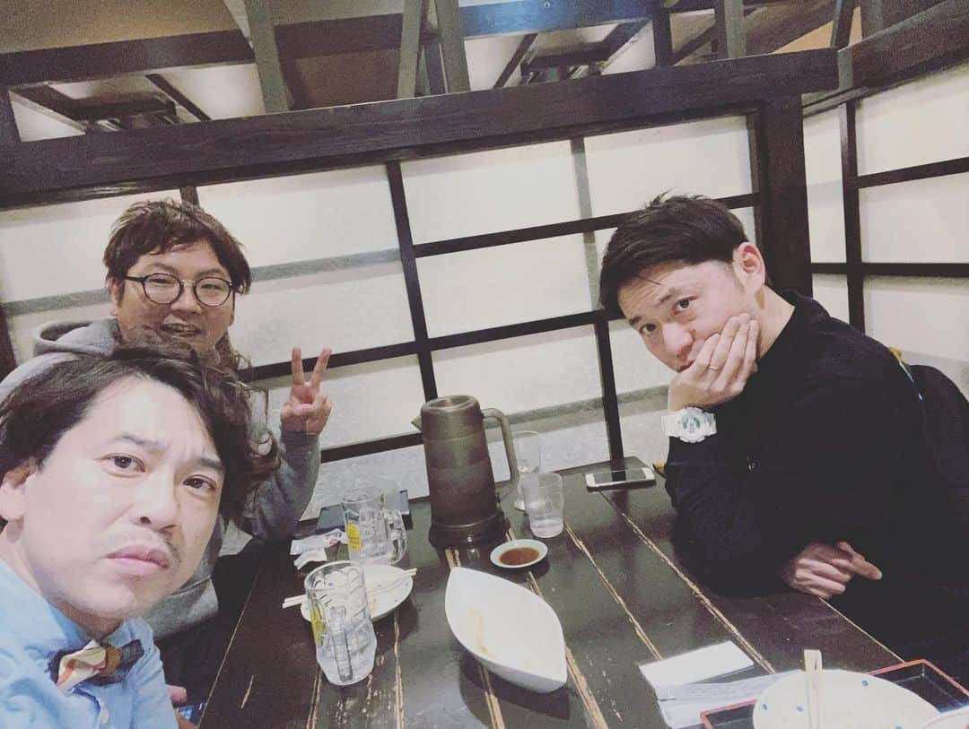 原田良也さんのインスタグラム写真 - (原田良也Instagram)「本日のファミレスライブ来てくださった方々ありがとうございました😊 本日はライブ後、久々の打ち上げで作家と3人で作戦会議‼️ 2020年のファミレスライブは更に面白くなりそうです‼️ 次回は2/15！ ゲストはfm滋賀パーソナリティー仙石幸一です🏀🏀🏀 毎月たくさんのお客さんに喜んでもらえるように頑張りますので、ぜひ来た事のない方もお越し下さい‼️ #ファミレスライブ #2020年 #改革か？ #絶対オモロなる #たくさんの人に来て欲しい #fm滋賀 #仙石幸一 #ファミリーレストラン #滋賀県住みます芸人 #シライシアター野洲」1月18日 21時15分 - irasshassee