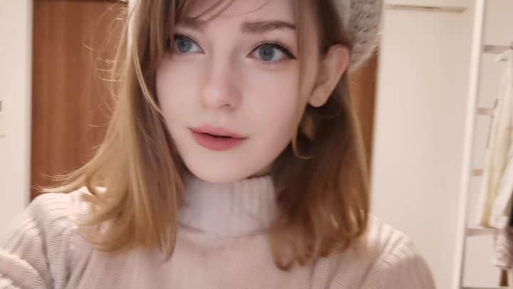 Ella Freyaのインスタグラム：「I guess I already posted this but I wanted to let you know I'm having more energy every day. Feeling so grateful l for all the little things I can do again now.. like dance haha.  I still have the thing where I get sick on the train/taxi/stores. But it's 99%  sure a mental picture problem that I can overcome!」