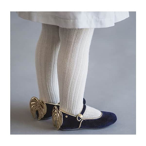 コレジアンさんのインスタグラム写真 - (コレジアンInstagram)「Love at first like! 🥰❤️ . Valentine’s Day is approaching and at Collégien HQ we’ve been struck by Cupid’s arrow. 💘 This month, discover our selection of socks, slipper-socks and accessories making our hearts skip a beat! 💗 . J-28 avant la St Valentin ! 🥰❤️ . C’est le moment de réfléchir aux cadeaux que vous allez faire à l’élu de votre cœur, ou de penser à la tenue parfaite que vous allez porter ou que vos enfants porteront pour célébrer ce doux évènement ! 😊 . Visitez notre site et craquez pour notre sélection ! ❤️ . Picture @manueladejuan 😘 . #collegien #collegien_officiel #海外ベビー服 #ロンパース #女の子ベビー #女の子 #赤ちゃん #赤ちゃんのいる生活 #ベビモ #madeinfrance #extrasoft #besttightssever #barneklær #kniestrümpfe #靴下#носки #sokker #instamum #ベビー用 #гольфы #Носочки #колготки #lacetrimkneehigh #socks #vdayoutfit #stvalentin #valentinesday #collegienlovers #loveslippers」1月18日 21時16分 - collegien_officiel