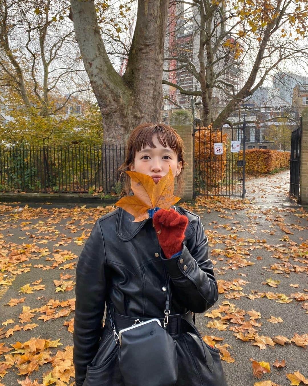 柴田紗希さんのインスタグラム写真 - (柴田紗希Instagram)「太陽ありがとうな一枚目の写真 自分と自分。 お気に入りな写真とともに、、、 ロンドンパリ旅のvlogできました🇬🇧🇫🇷 ストーリーズに載せるのでゆったり見に来てください♡ #しば旅　#ロンドン #パリ　#vlog」1月18日 21時17分 - shibasaaki