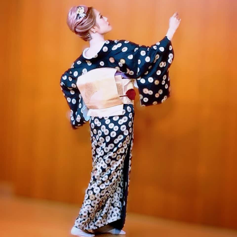 五月千和加さんのインスタグラム写真 - (五月千和加Instagram)「. 門弟の皆様と新年会にてお舞染めしました😊✨✨ 本年も家元をよろしくお願い申し上げます。 . #新年会　#着物　#和服　#踊り　#日本舞踊　#日本舞踊家　#和装ヘア　#着付け　#kimono #dance #dancer #japanese #japan」1月18日 21時10分 - satsuki_senwaka