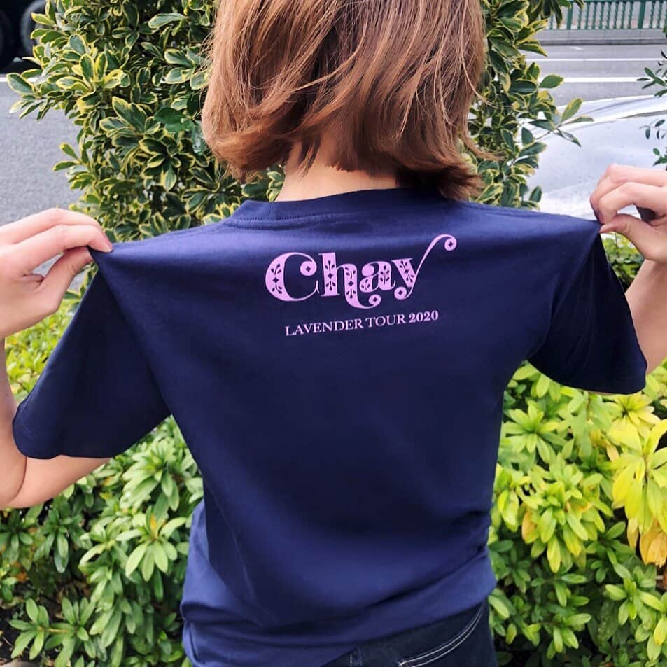 chayさんのインスタグラム写真 - (chayInstagram)「LAVENDER TOURのグッズが完成しました😆 ジャケ写の車をモチーフにしたTシャツを着てみたよ🚘 お気に入り💜 沢山タオル振ってね！あの曲もやるかも？🌴 ライブ後のハイタッチ会も楽しみだなぁ🥰🙌 残り少なくなってきているところもあるので、チケットのお求めはお早めに✨ プロフィールページのURLから🕊」1月18日 21時11分 - chay1023_official