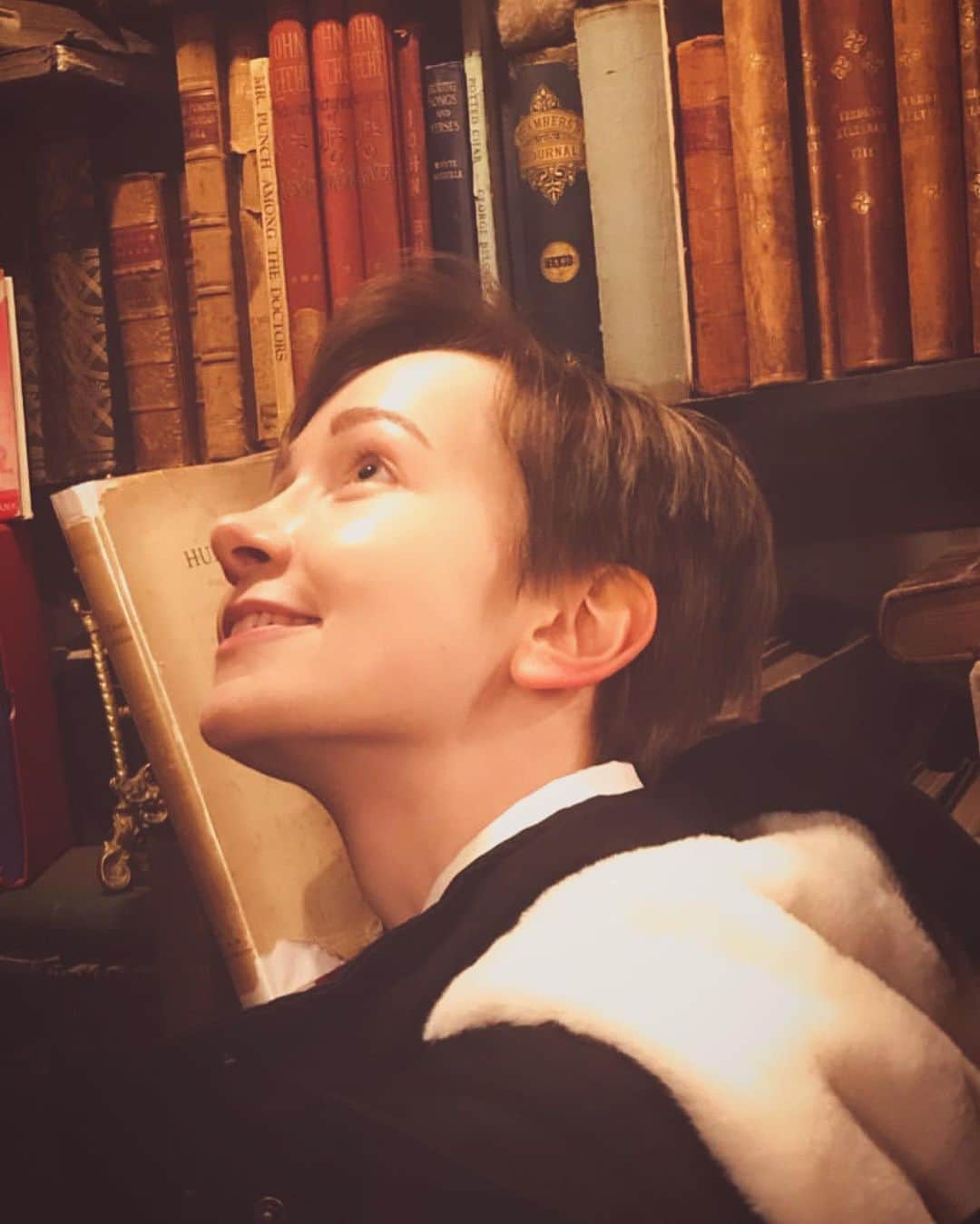 姫沢のインスタグラム：「Taken almost a year ago ☕️📚 My brother took this photo of me! He successfully raised enough money for his surgery recently 🎉✨ I‘m really happy for him!  #antiquebooks #travelstagram」
