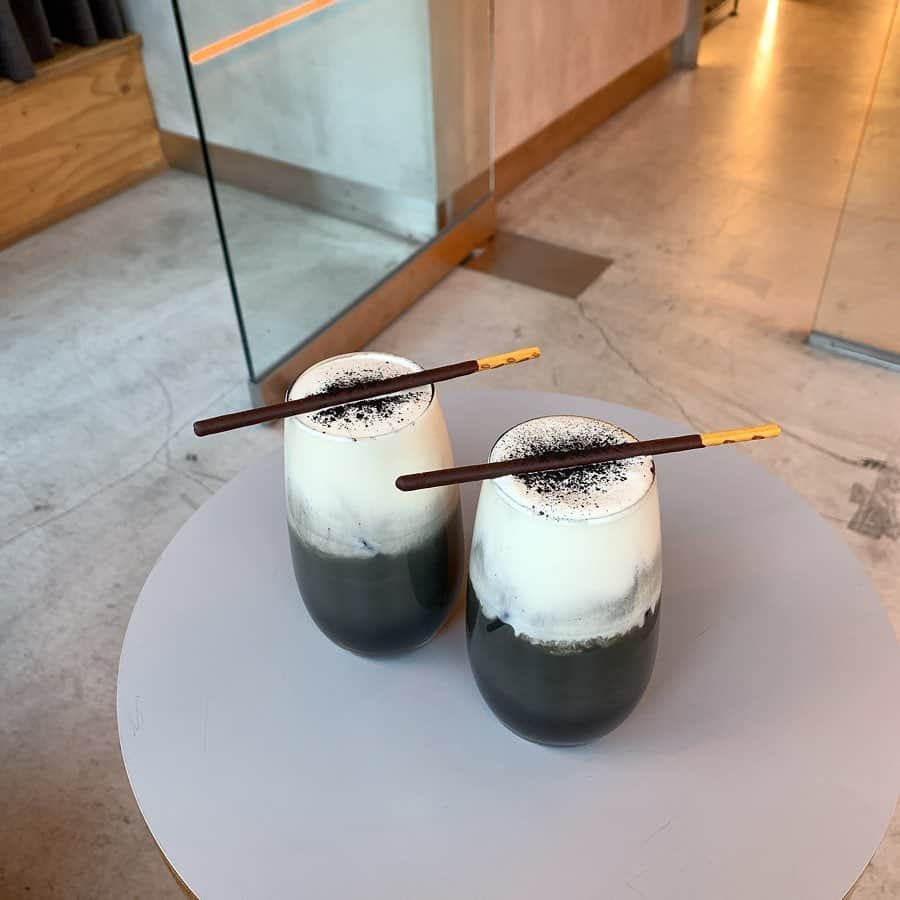 のインスタグラム：「【新宿 bookandbedtokyo】 お洒落な漆黒のドリンク🤤 ⠀ 🏠#新宿 #bookandbedtokyo 🚶‍♂️新宿駅徒歩5分 📖ブラックマキアート(¥662)×2 (現金の使えないお店、クレカか交通系ICのみ) ⠀ 泊まれる本屋で有名なb&bのカフェはメニューが黒で統一されてオシャレ。 ㅤㅤㅤㅤㅤㅤㅤㅤㅤㅤㅤㅤㅤ デザインが洗練された韓国っぽいドリンク 映えるだけじゃなく、味もしっかり美味しい  ふわっとした程よい甘さのホイップクリームに 下のラテも苦味ちょうどよくてうまうま 普通のカフェ行くなら絶対こっち ⠀ 歌舞伎町のビルの上8Fにある。 大きな窓から外を見渡せる。 6テーブル。混んでないとめっちゃくつろげる ㅤㅤㅤㅤㅤㅤㅤㅤㅤㅤㅤㅤㅤ 平日15時で4テーブル空いてた。 泊まらなくてもカフェ利用のみOK 本のあるスペースは追加料金で入れる。 ㅤㅤㅤㅤㅤㅤㅤㅤㅤㅤㅤㅤㅤ 注文はインスタアカウントをQRスキャンした後にレジで注文しに行く最先端。  ポッキーのうまさを再確認する ㅤㅤㅤㅤㅤㅤㅤㅤㅤㅤㅤㅤㅤ 最近韓国人の間でも流行ってる。 現金使えないのだけ気をつけて〜  東京都新宿区歌舞伎町1-27-5 歌舞伎町APMビル 8F  CAFE 11:00~20:00」