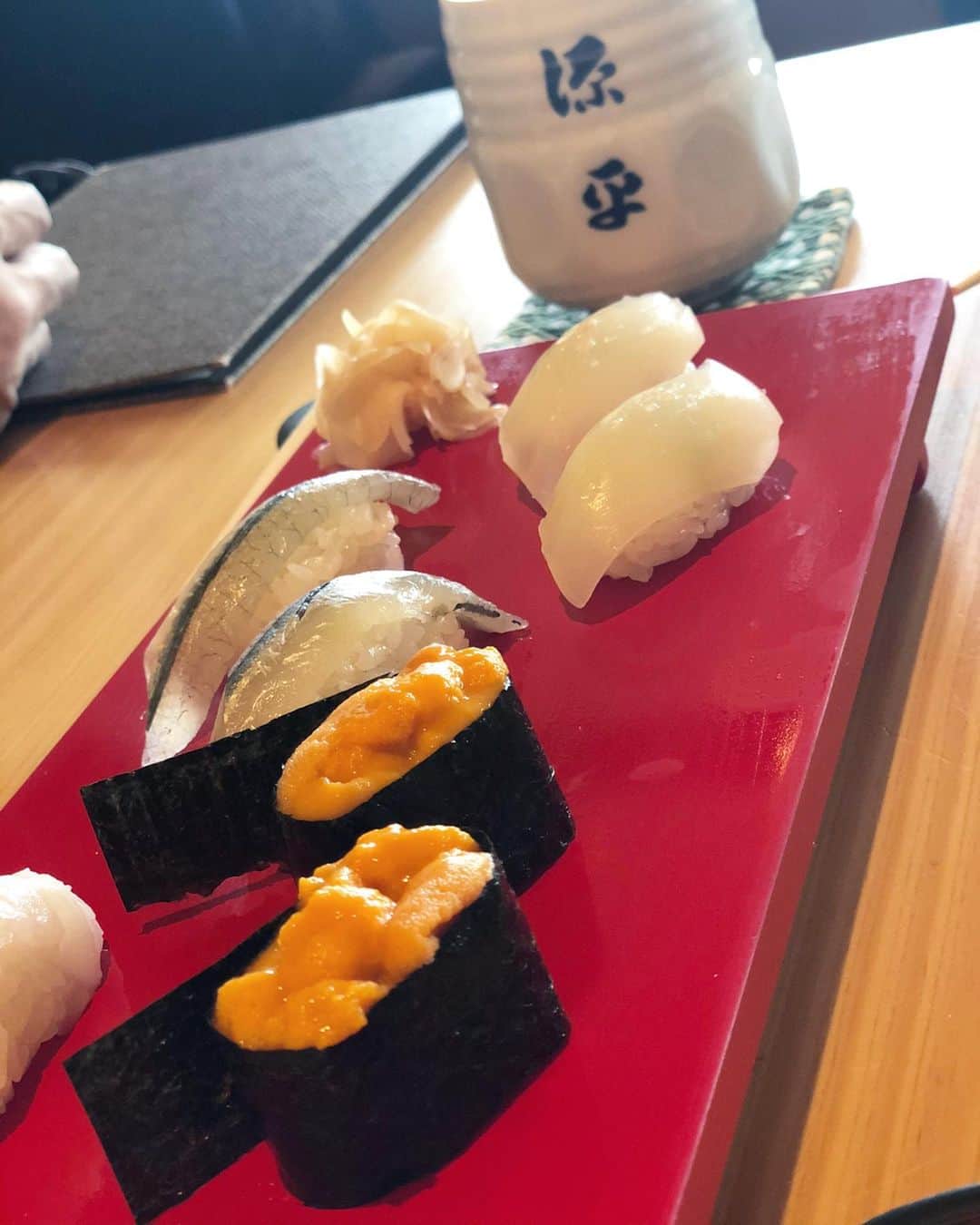 林香里さんのインスタグラム写真 - (林香里Instagram)「・ ・ 淡路島に来たらやっぱりお寿司🍣 いろいろ調べて初めてのお店でしたが 雰囲気も素敵で海を眺めながら食事が できるスタイルでロケーション最高でした👍🏻 お寿司も新鮮で地元ネタも美味しくて シャリコマなのも嬉しいポイント🍣 海鮮好きの息子も大喜びだった😆 ・ ・  #sushi#lunch#yummy#family #weekend#mama#awajishima」1月18日 21時22分 - kaori_hayashi1203