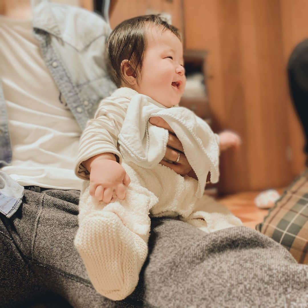 しほの涼のインスタグラム：「娘さん。未だに人見知りがありません😅 寧ろ、エレベーターで一緒の方とかにも笑いまくってます💦💦 人見知りってあったほうが成長の為にいいような事を聞いた気がするんですが、ご存知の方いらっしゃいますか？ ちなみに私は小学生まで極度の人見知りでした😭😭」