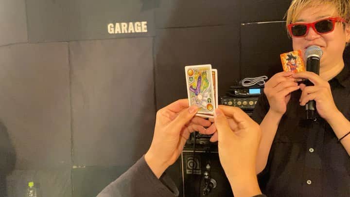 石川龍のインスタグラム：「ワンマンライブの本編とアンコールの間にババ抜きをするという狂気。本編をMC無しで駆け抜けたので緊張と弛緩の極み。お付き合いいただいた客チャレの皆さん、ありがとうございマッスル💪😊💪 今年はじめてのワンマンライブはホームの下北沢GARAGEにて。ホームグラウンドでのワンマンはやっぱり楽しい！ #ザチャレ #ザチャレンジ #ババ抜き #神龍」