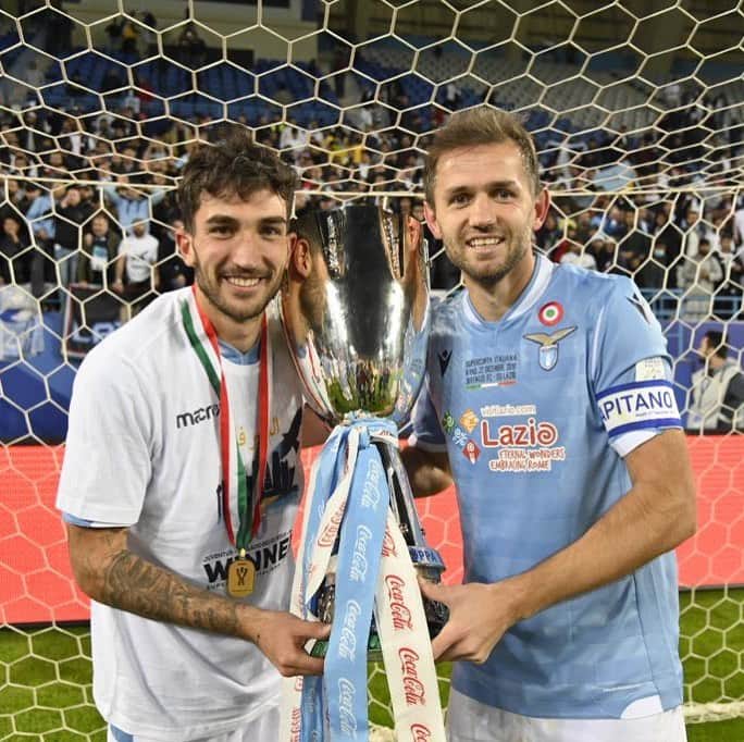 ダニロ・カタルディのインスタグラム：「Tanti auguri Capitano❤️ @senad.lulic  Ed oggi tutti allo stadio!! ⚪️🔵 @official_sslazio #forzalaziocarica」