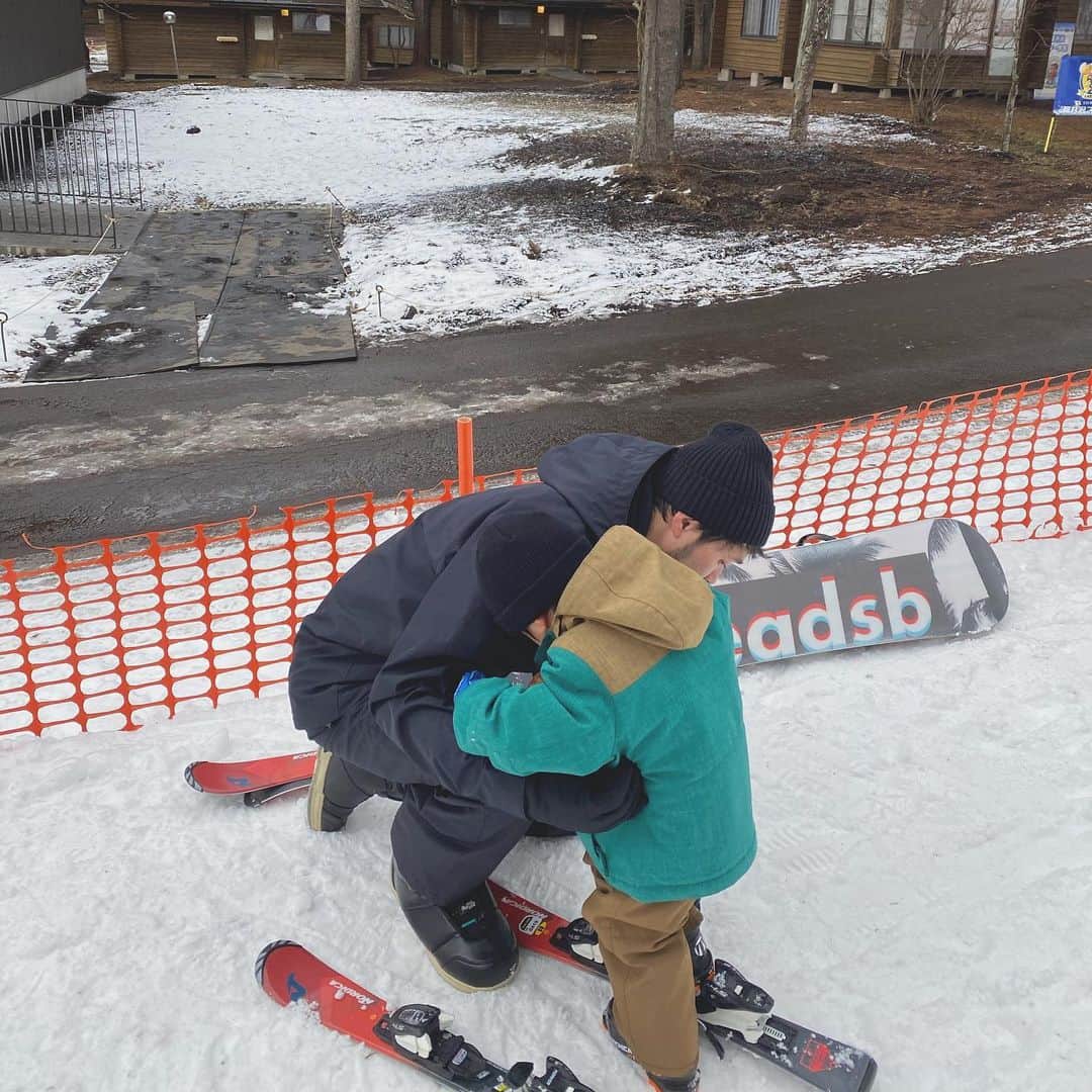 松本恵奈さんのインスタグラム写真 - (松本恵奈Instagram)「in軽井沢。 とおきはまだ上手く滑れなくてずっと雪遊び。笑 その雪遊びを永遠に見守る私達。 りここは後半、リフトに乗れるまで上達していました👧🏻 私はリフト券買った意味全くなかったな😂 #軽井沢」1月18日 21時29分 - ena1123