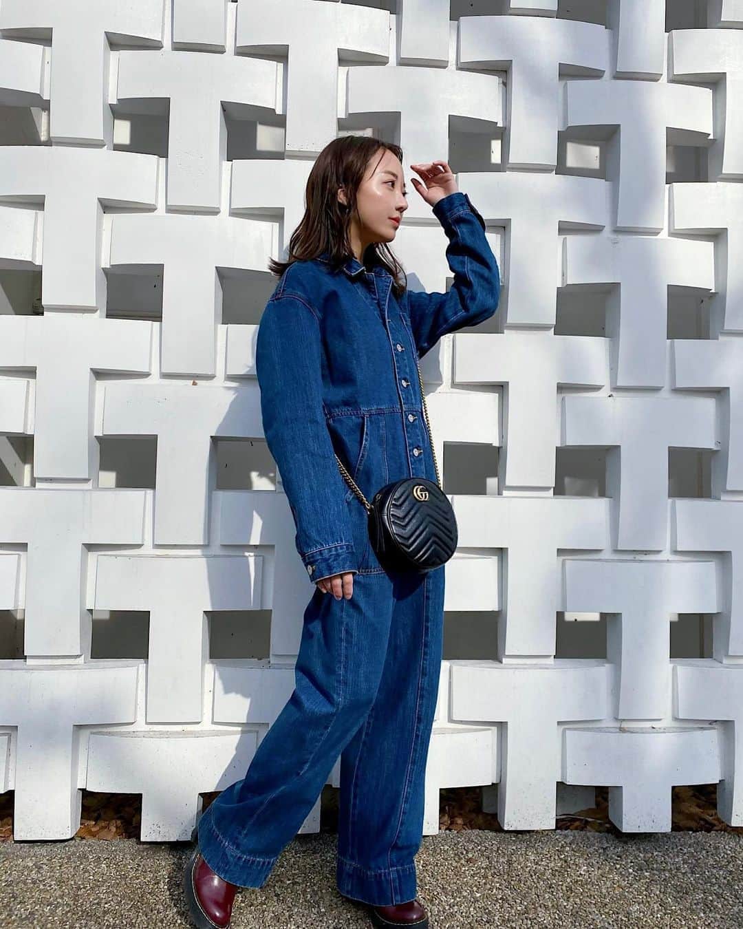 大野真昂のインスタグラム：「☺︎ ・ デニムのジャンプスーツ最高に可愛い〜。 ・ 洋服はかっこいいのも可愛いのも綺麗なのも 色んな系統着たい人間。❤︎ ・ #moussy #denim #デニム #オールインワン #ジャンプスーツ #drmartens #gucci #ootd」