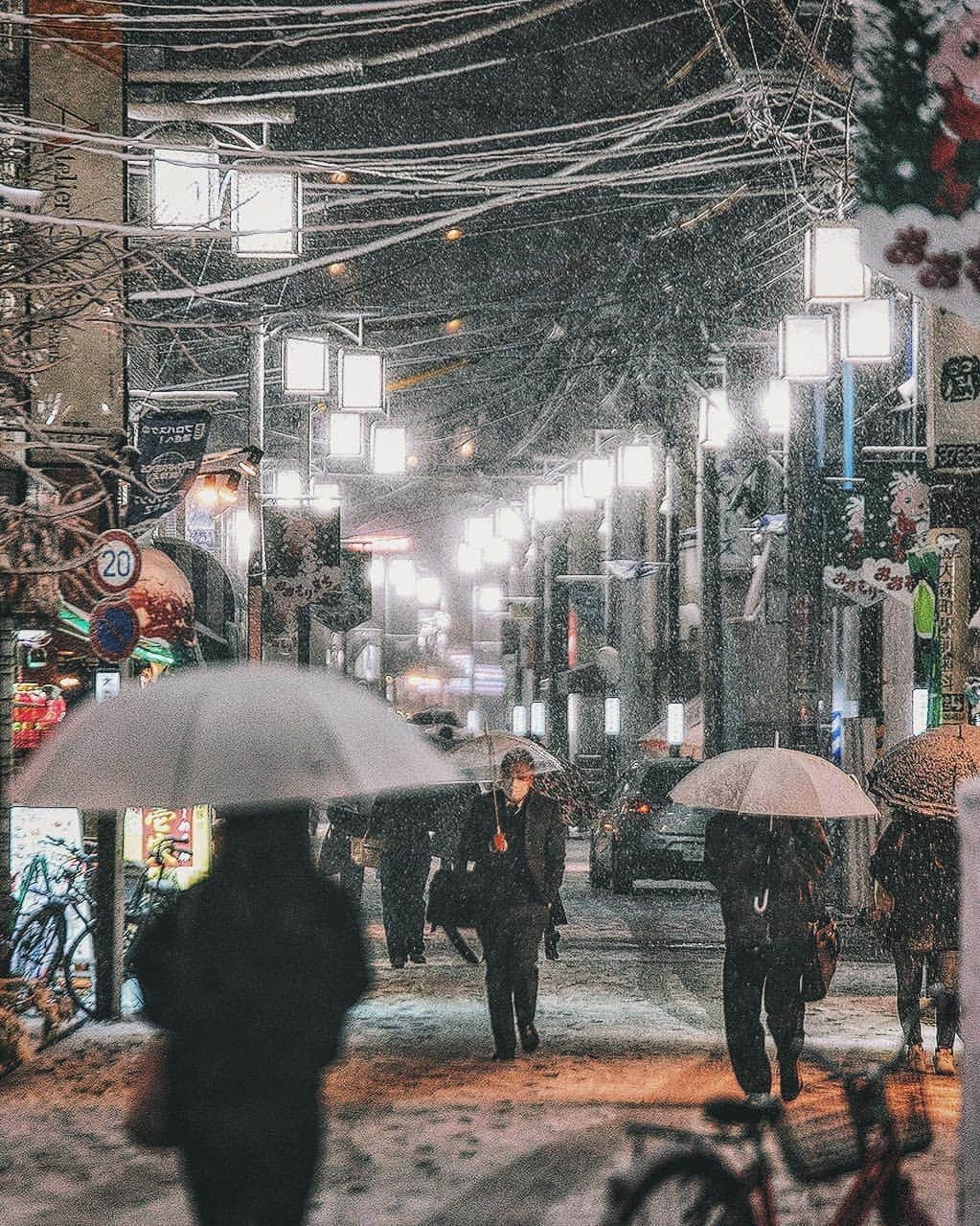Berlin Tokyoさんのインスタグラム写真 - (Berlin TokyoInstagram)「Unusual sights of Tokyo with its familiar sites and streets dusted with snow. A rare event which transform the urban life. . . . #hellofrom #tokyo , #japan」1月18日 21時37分 - tokio_kid