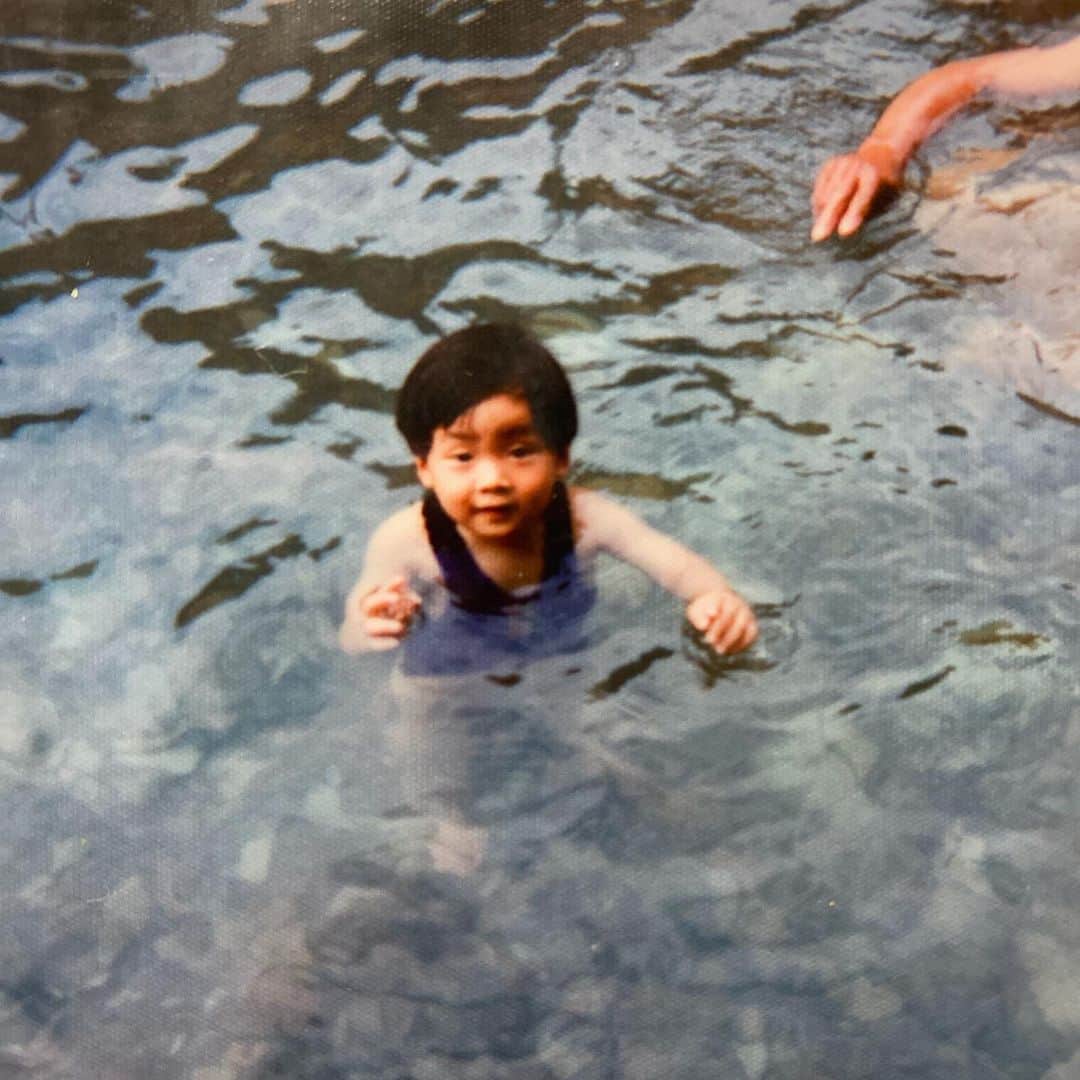 のインスタグラム：「#堀畑裕也 #1歳11ヶ月 #スイミングは3歳から #水泳選手 #原点 #生まれ故郷の川 #三重県」