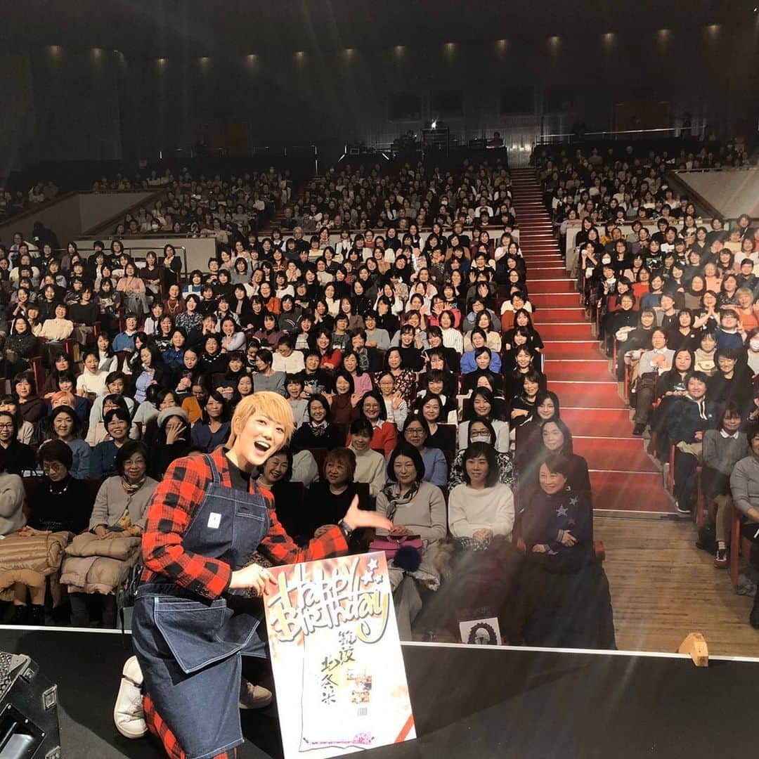 七海ひろきさんのインスタグラム写真 - (七海ひろきInstagram)「☆ 「773 BIRTHDAY PARTY 2020」 誕生日イブ１５日大阪 誕生日当日１６日東京 まず、何よりも嬉しかったのは、皆と会えておめでとうの言葉を沢山頂けた事。 そして、会場にいたお客様含め、全てのチーム七海の皆さんからのサプライズ企画が盛り沢山過ぎてずっと心がドキドキでした。 ケーキ、凄かったーーー。 ビデオメッセージ、凄かったーーーー。 頂いたプレゼントのエプロン、茨城のお米5キロ、電気鍋凄かったーーーーー。 最早、書ききれないよー！！ 皆さんと「ありがとう」歌えて嬉しかったし、一緒にライブ映像の応援上映できて楽しかった！！ . 司会をしてくれたのは、元宙組の蒼羽りくちゃん。 名司会者ぶりを発揮してくれました！！とっても面白かったし、りくの優しさを沢山感じました。本当に有難うー。 . 宝塚退団後初めての誕生日、これまでで1番幸せな誕生日でした。来れなかった方も、お祝いの心を飛ばしてくれて有難う。 これからも、一歩一歩、一緒にトコトコ歩いて行こうね。 . #誕生日 #蒼羽りく #七海ひろき」1月18日 21時40分 - hirokinanami773