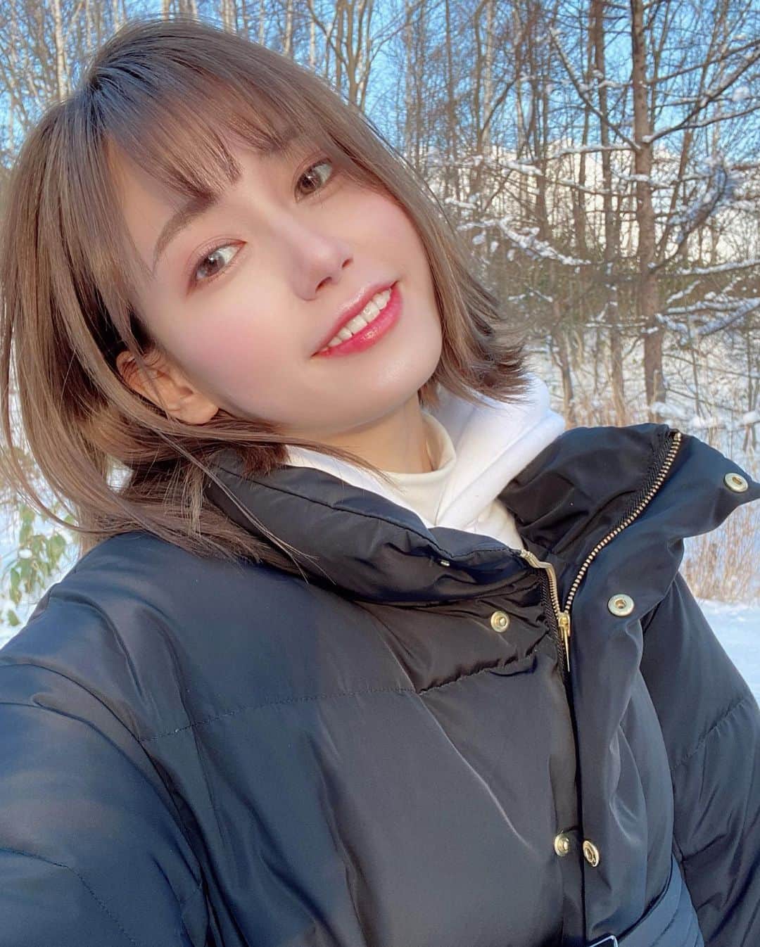 ゆきりぬさんのインスタグラム写真 - (ゆきりぬInstagram)「雪景色〜。 . . @redyazel のダウンコートめっちゃヘビロテしてる。 ダウンが80%フェザー20%で暖かいから北海道では重宝してた！ あと丈が長めでお腹がしっかり暖まれるのが個人的にすごくよかった！ . . あとスノボ行って思ったのは @uniqlo の超極暖は偉大。 薄いのに全然寒くなくて買ってよかったアイテム。私は首まであるタイプを買ったよー。 . . #uniqlo #超極暖 #ヒートテック　#redyazel」1月18日 21時41分 - yukirin_u