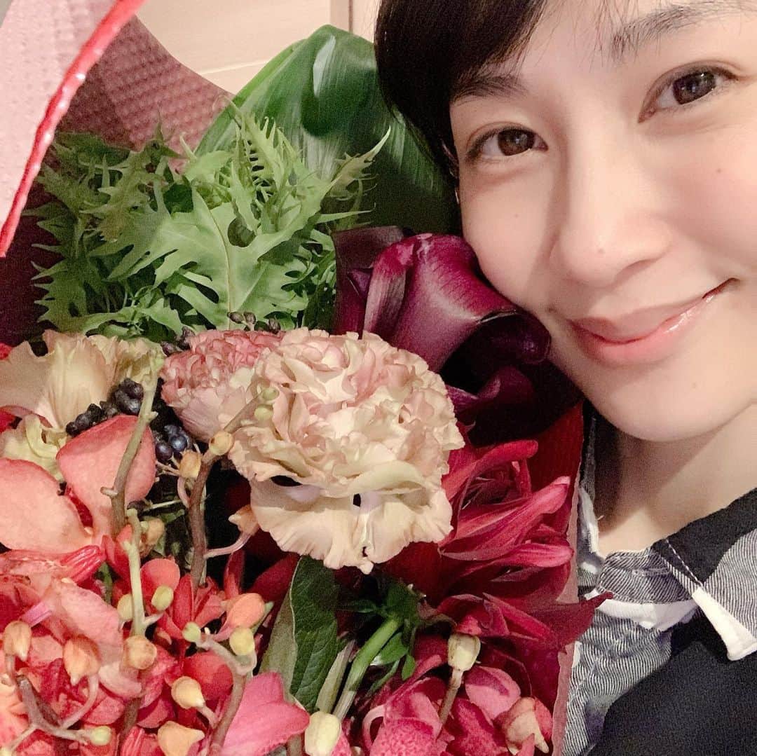 大月さゆのインスタグラム：「「花のある生活って素敵❣️」 シャボン玉キャストの相川忍さんのお嬢さんのなんて可愛い言葉っ💕  そんな可愛い一言が話題の楽屋、なんと私にも素敵なブーケが届きました💐  お花に元気いただいてまーす🌷🌼🌹 #このお花は #drewgarden  #村本智恵 さんからいただきました #花のある生活って素敵 #シャボン玉とんだ宇宙までとんだ  そして、 #寺尾  #売り売り新聞 今後はこの愛すべき２役もハッシュタグに加えようと決めました🤣」