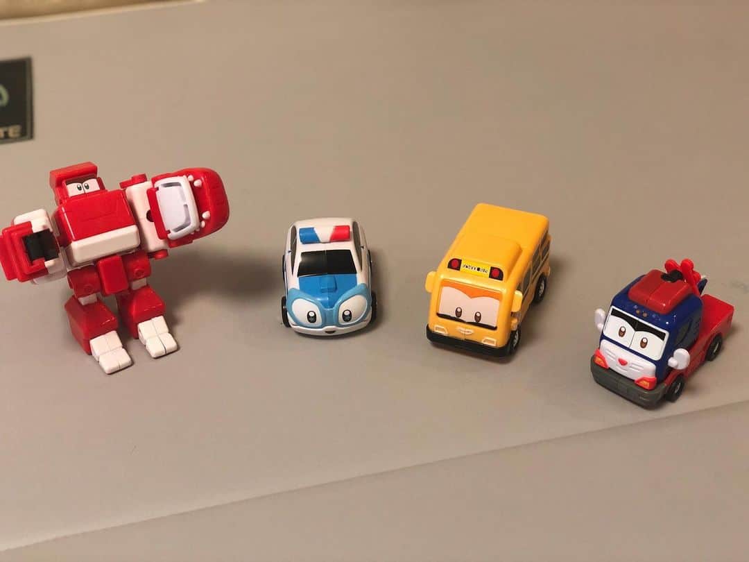 秋葉里枝さんのインスタグラム写真 - (秋葉里枝Instagram)「새로운 장난감 🚗 🚌 🚁  자동차가 로봇으로 변신하니까 엄청 집중해서 만지는중👍 #빅파이브 新しいおもちゃ🚗🚌🚁 変身するからかなり真剣に取り組んでる👍 #bigfive」1月18日 21時46分 - rie_akiba