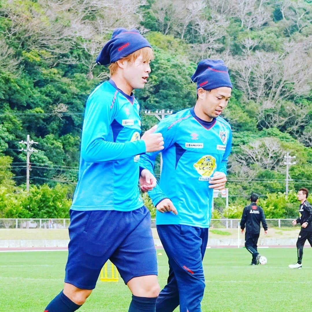 FC東京オフィシャルグッズさんのインスタグラム写真 - (FC東京オフィシャルグッズInstagram)「✨📷🌴🌺✈ 🔵#広報カメラ🔴 🙋🏻‍♂️📸 @fctokyoofficial . 寒い日はネックウォーマーは帽子にもなります☺️🎩 . @masatomorishige  @ryoya_ogawa_25  @fctokyoofficial  #森重真人 #小川諒也 #キャンプ企画 #選手カメラ #沖縄国頭キャンプ #沖縄 #国頭村 #2020国頭camp #キャンプ #camp #bestphoto_japan #bestphoto  #FC東京 #fctokyo #tokyo」1月18日 21時52分 - fctokyoofficial