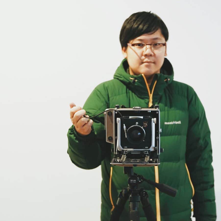 Takafumi Gotoさんのインスタグラム写真 - (Takafumi GotoInstagram)「僕の写真仲間であるゴワスくん(通称:竹内くん) @gowasu0302 が久美浜の「ミルク工房そら」さん @milkthesora で写真館を開きます。中判フィルムカメラにモノクロフィルムを用いての写真になります。プリントも一つ一つ手焼きで、とても味わい深い仕上がりになると思います。 鹿児島県出身の彼はとてもフットワークが軽く、ちょっと近所までの様な感覚で全国を飛び回ってます。それなのにすんごい真面目で、そんなゴワスだからみんなに愛されるんでしょう。 1枚目に載せた、そらの学さんと村尾さんの2人の写真が個人的にすごく好きです。なんでもない日の記念写真、いいものですよ。 竹内写真館は2月8日(土)、9日(日)の2日間。詳細はゴワスくんかそらさんのインスタをご覧下さい。この機会にぜひ。 ちなみに現在そらさんで事前展示もしてます。 (最後の写真は、そらさんのミルクピスを吸引するゴワスです)」1月18日 21時50分 - apollo510