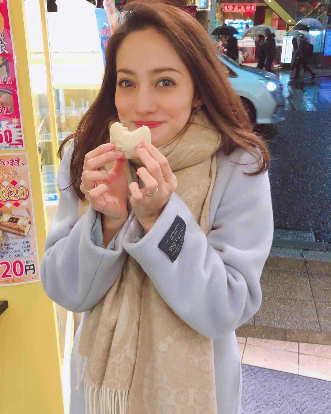 英玲奈さんのインスタグラム写真 - (英玲奈Instagram)「トークショーの後は、 横浜で待っていてくれた夫と、 #横浜中華街 へ。 行きたいお店がしばらく待ちだったから、ぷらぷらして、 お腹空いて肉まん食べちゃったw #夫とデート #夫婦の時間 #幸せ時間」1月18日 21時55分 - erena_erenyan