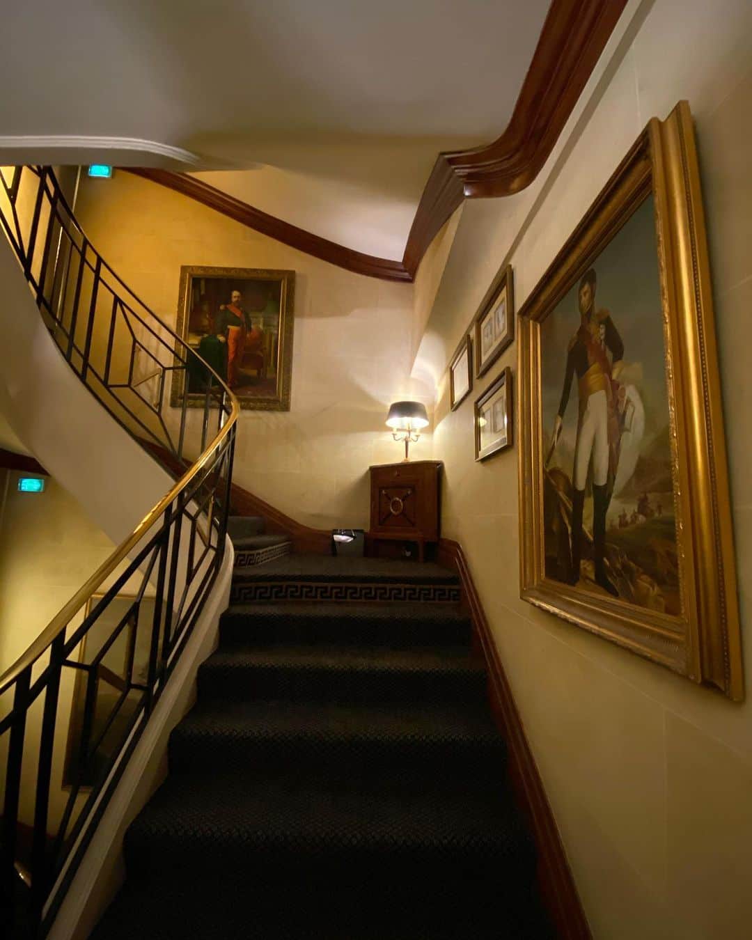 牛窪万里子さんのインスタグラム写真 - (牛窪万里子Instagram)「先日のパリでの滞在はシャンゼリゼ通りにある「ナポレオン」ホテル。  館内はナポレオンの肖像画が至る所に飾られていました  部屋にもナポレオン！  いつもナポレオンに見守られているような錯覚。  #パリ #パリ旅行  #フランス #フランス旅行  #パリのホテル #ナポレオンホテルパリ  #シャンゼリゼ通り  #5つ星ホテル #ナポレオン #ゴージャスなホテル だけど #リーズナブル なお値段 @hotelnapoleonparis」1月18日 21時56分 - mariko_ushikubo