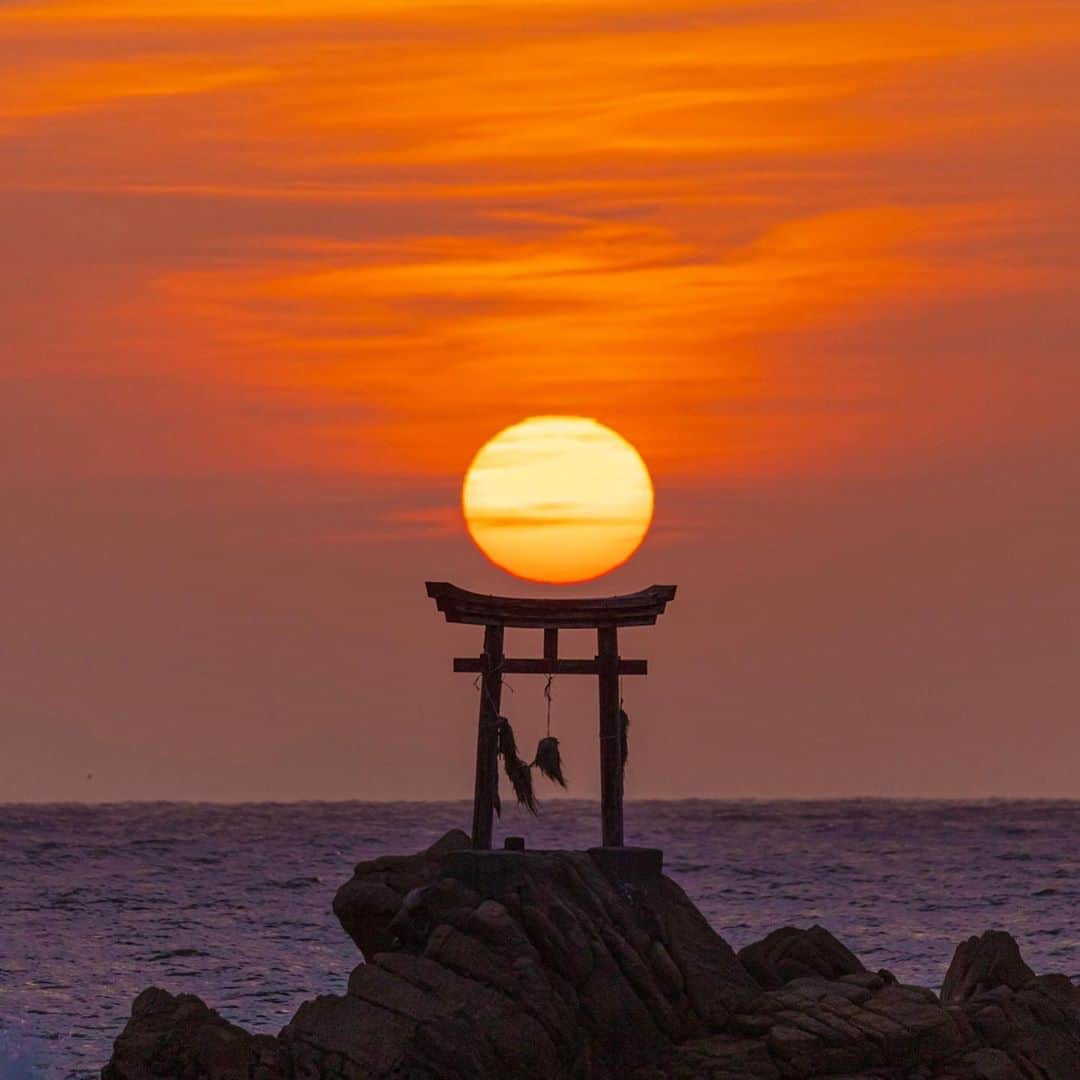 Hanako公式さんのインスタグラム写真 - (Hanako公式Instagram)「美しい神社とお寺🌙﻿ ﻿ インスタグラム神社フォトコンテスト（神道青年全国協議会主催@jinja_photocon）に投稿された数々の写真の中から、選りすぐりの美しい神社とお寺をご紹介。﻿ ﻿ @nao_k__ さんの投稿📷「八幡奈多宮は海に浮かぶ鳥居のロケーションが素晴らしく、訪れる度にいつも感動します。」﻿ ﻿ 【Hanako_神社とお寺特集】﻿ #Hanako #Hanako_magazine #初詣 #お正月 #元旦 #神社 #寺 #お参り #椿大神社 #瀧尾神社 #湯泉神社 #縁結び#開運 #祈願 #パワースポット #お守り #おみくじ #幡奈多宮 #京都 #神社巡り#御朱印 #日帰り旅 #旅行 #女子旅 #タビジョ #temple #2020年 #子年」1月18日 22時09分 - hanako_magazine