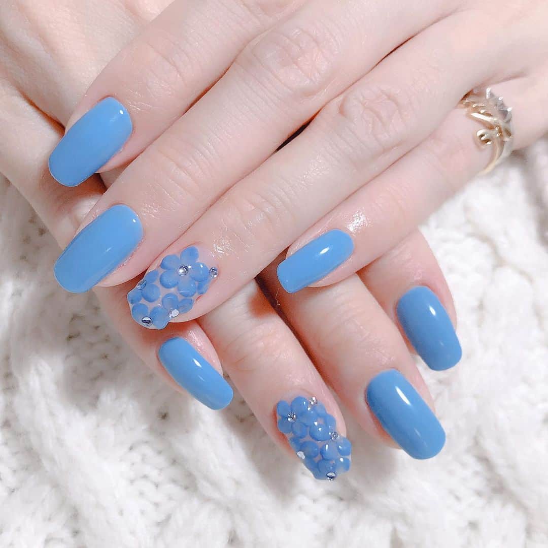 なかやまちえこのインスタグラム：「Blue✨ #nail #nails #nailart #ネイル #美甲 #ネイルアート  #clou #nagel #ongle #ongles #unghia #japanesenailart #manucure #네일 #젤네일 #네일아트 #네일리스트 #japanesenails #manicurist #gelnails #أظافر #フラワーネイル #flowernails」