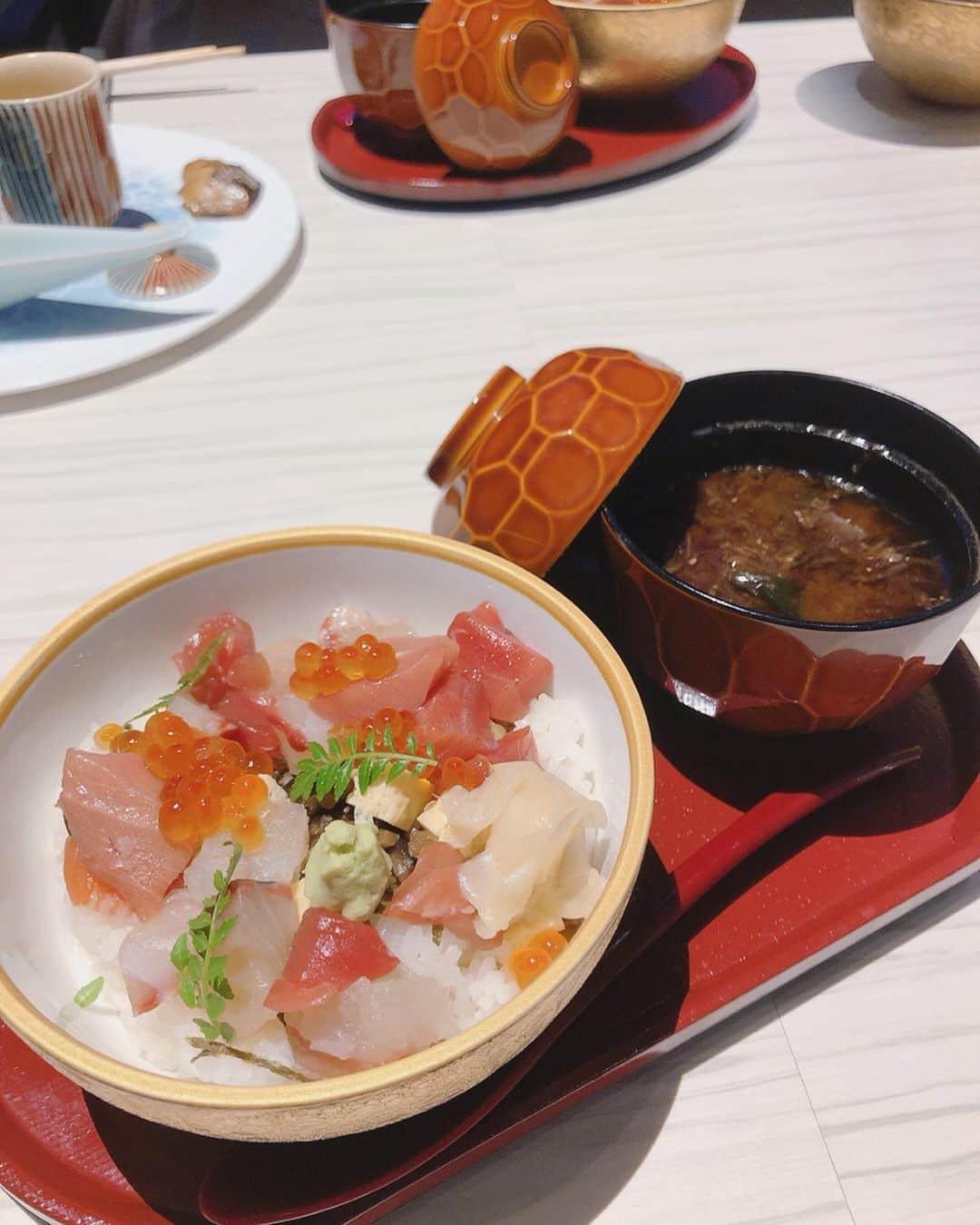 山崎春佳さんのインスタグラム写真 - (山崎春佳Instagram)「🎍🎎 . 1/20オープンの、日本昔ばなしをモチーフにした、 日本料理屋さん #魚月 (@nihonryori.nazuki)🐟に 一足お先にお邪魔しました！！！ 私たちは竹取物語のコースを体験しました❣️ 豪華なお料理をお腹いっぱい堪能できて幸せ👧🏼✨ お部屋には、幻想的な音楽とともにプロジェクションマッピングが全体的に施されており、楽しいお食事でした✨✨✨ . #mr #tbt #dinner #yum #pr #tsukiji #築地 #銀座グルメ #かぐや姫 #かぐや姫と山崎の触れ合いポージング」1月18日 22時04分 - haruka_yamazaki