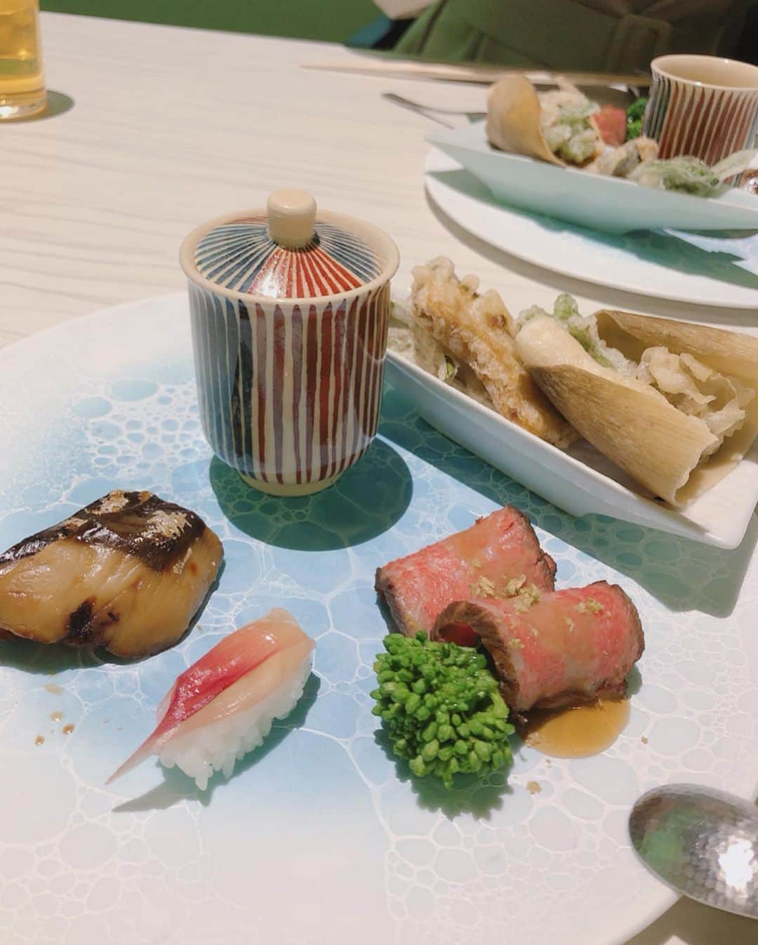 山崎春佳さんのインスタグラム写真 - (山崎春佳Instagram)「🎍🎎 . 1/20オープンの、日本昔ばなしをモチーフにした、 日本料理屋さん #魚月 (@nihonryori.nazuki)🐟に 一足お先にお邪魔しました！！！ 私たちは竹取物語のコースを体験しました❣️ 豪華なお料理をお腹いっぱい堪能できて幸せ👧🏼✨ お部屋には、幻想的な音楽とともにプロジェクションマッピングが全体的に施されており、楽しいお食事でした✨✨✨ . #mr #tbt #dinner #yum #pr #tsukiji #築地 #銀座グルメ #かぐや姫 #かぐや姫と山崎の触れ合いポージング」1月18日 22時04分 - haruka_yamazaki