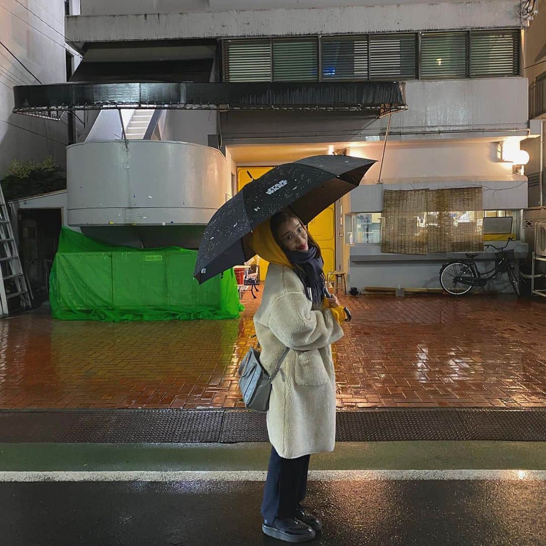 高橋有紀のインスタグラム：「スターウォーズのビニール傘可愛い🥺白も黒も奪った🥺#starwars」