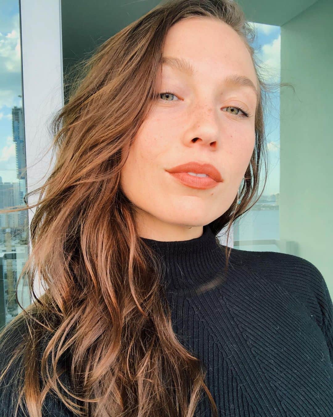 Nicole Mejiaのインスタグラム：「Note to self as I sit here reflecting on my move towards a nomadic life...📝 Don’t be afraid to do the things that make you happy with the people that you feel happiest around. When something pulls on your heart strings, go for it. Be bold. Be brave. Have the courage to put yourself out there and be embarrassed. Some won’t understand your reasoning, and most will judge before they even try to, but that’s their problem, not yours. It’s your life. Go create it, unencumbered by the opinions, fears, and judgments of others. Have strength. Have tenacity. Cultivate awareness. Set your eyes forward, then tilt them towards the sky. That’s where you’re going. Now, baby girl, go on and fly. 🦅」
