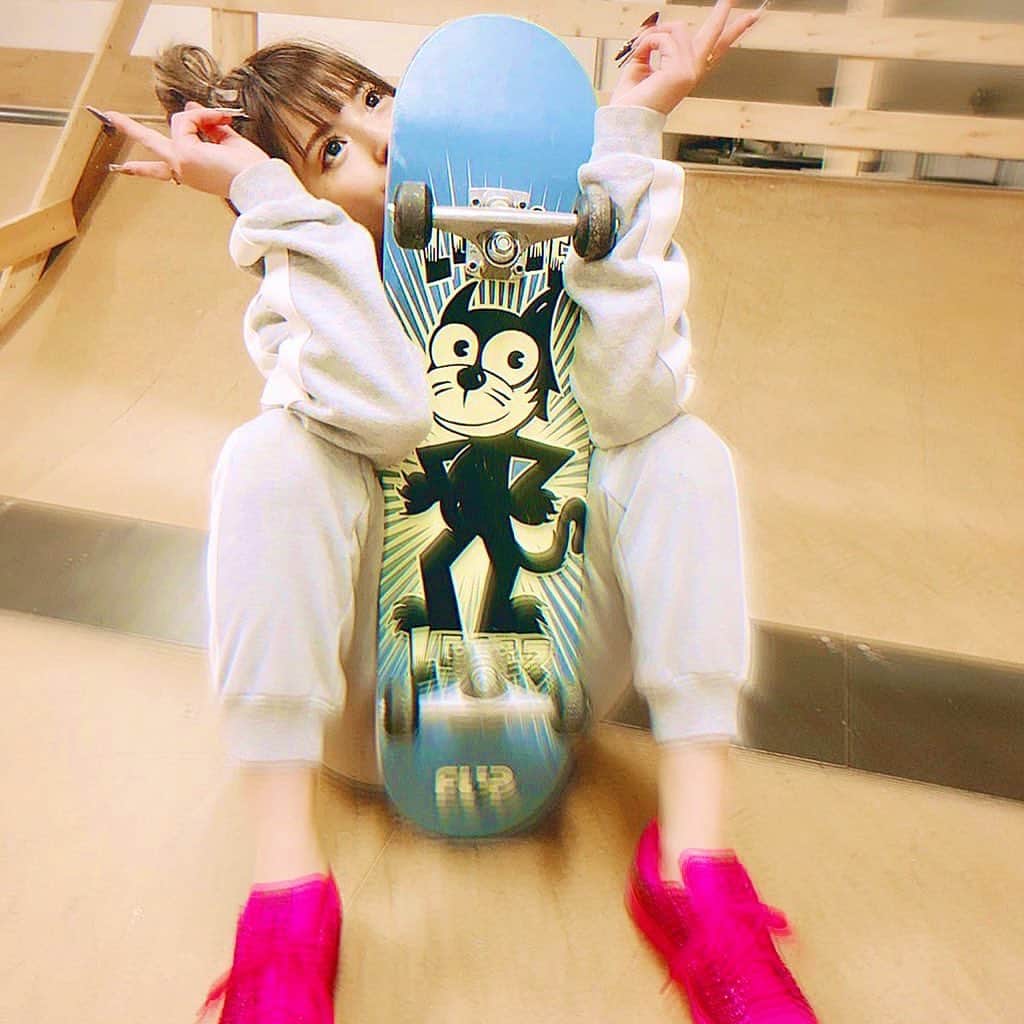 アンジェリカのインスタグラム：「🛹💚 . スケボーしにいってきたンゴ✌️ 楽しかったからもっと出来るようになりたい~!!(笑) また行こっと🚗³₃ 最近体動かすのスキ🥰🥰🥰 . #スケボー #土曜日 #楽しかった #あんじぇ #ヘアアレンジ#お団子ヘア」