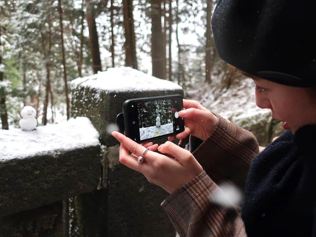佐藤栞里さんのインスタグラム写真 - (佐藤栞里Instagram)「. 今日は東京でも雪がちらちら、、 とてもとても寒い日になりました☃️ 写真の雪だるまは、 年明けに出会ったちびっこ雪だるまです❄︎ 誰かが作ってくれたようで ここを通る人たちを癒しておりました☘️ そういうの、なんかいいよね☺️ #どことなく似てるような #たれ目だるま」1月18日 22時12分 - satoshiori727