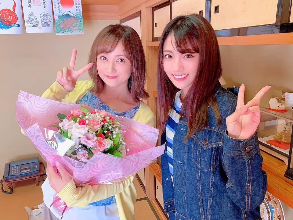 小松彩夏さんのインスタグラム写真 - (小松彩夏Instagram)「﻿ ﻿ 明日19日(日)7:00〜﻿ 『ガンライザーNEOサーガ』最終話が放送になります‼️✨﻿ ﻿ なんだかあっという間でしたね💦﻿ ﻿ 写真1枚目は地元が一緒の志田友美ちゃん✨﻿ このシリーズでやっと会えました‼️(笑)﻿ ﻿ そして2枚目は貴重なメンバー集結📸﻿ ﻿ 3枚目は監督・スタッフのカッコイイ背中✨﻿ ﻿ どんな最終話になるのか⁉️﻿ 是非、最後まで観て頂けると嬉しいです💕﻿ ﻿ そしてテレビの前で一緒に応援してください😊‼️﻿ ﻿ ‪#岩手 #ご当地 #ヒーロー #ガンライザー #鉄神ガンライザーNEOサーガ ‬#鈴木裕樹 #片桐仁 #小松彩夏 #加村真美 #志田友美 #松尾英太郎 #最終話 #みてね」1月18日 22時18分 - official_ayaka_502