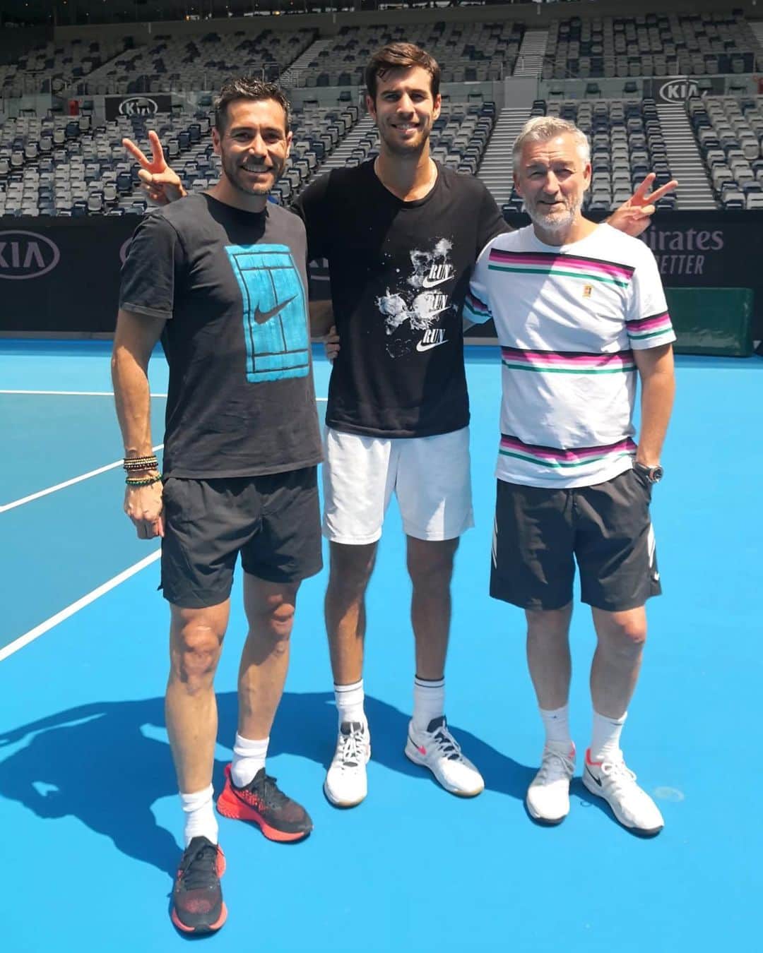カレン・ハチャノフのインスタグラム：「Getting ready with my team for #AustralianOpen2020! Just a few days before the tournament🎾 // Вместе с командой готовимся к #AustralianOpen2020! До начала турнира несколько дней 🎾」