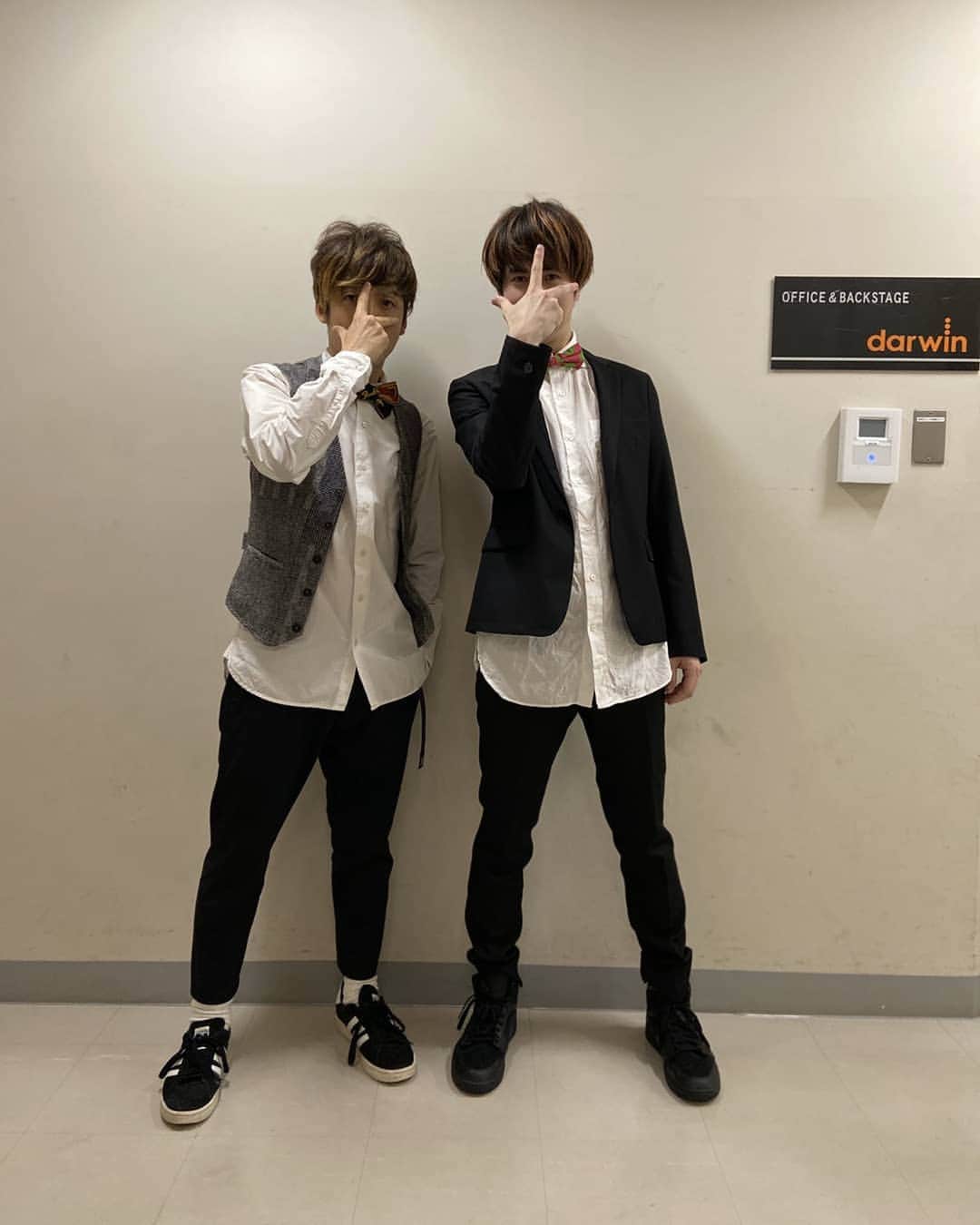 のインスタグラム：「大阪でのHABANEROに続き、仙台ではUrban discoやらせていただきました！石毛さんへのサプライズ含めてめちゃめちゃ良い1日でした！  #bassist #thetelephones #夜の本気ダンス #サプライズ動画はTwitter参照 #涼平さんコス #autumnjackofseatour」