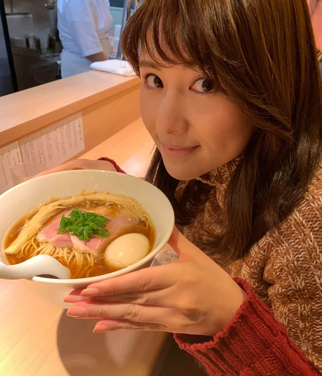 鈴木理香子さんのインスタグラム写真 - (鈴木理香子Instagram)「麺、すすってますか？  雪降る夜は　麺活日和。 . . . ぽぽんぽん🍜🍥 . . . . なんつってー(o´∀｀)o 昭和な突っ込み(゜o゜)＼(-_-) . . 令和時代の受験生の皆さん 明日も温かくして 自分の力が出しきれるといいですね ！(￣-￣)ゞ . . #雪  #寒い日は #ラーメン #らーめん  #ラーメン女子  #麺活  #麺スタグラム #はやし田  #東京 #新宿 #japan #tokyo #shinjuku #japanesenoodle #セントフォース #鈴木理香子」1月18日 22時19分 - rikako.suzuki