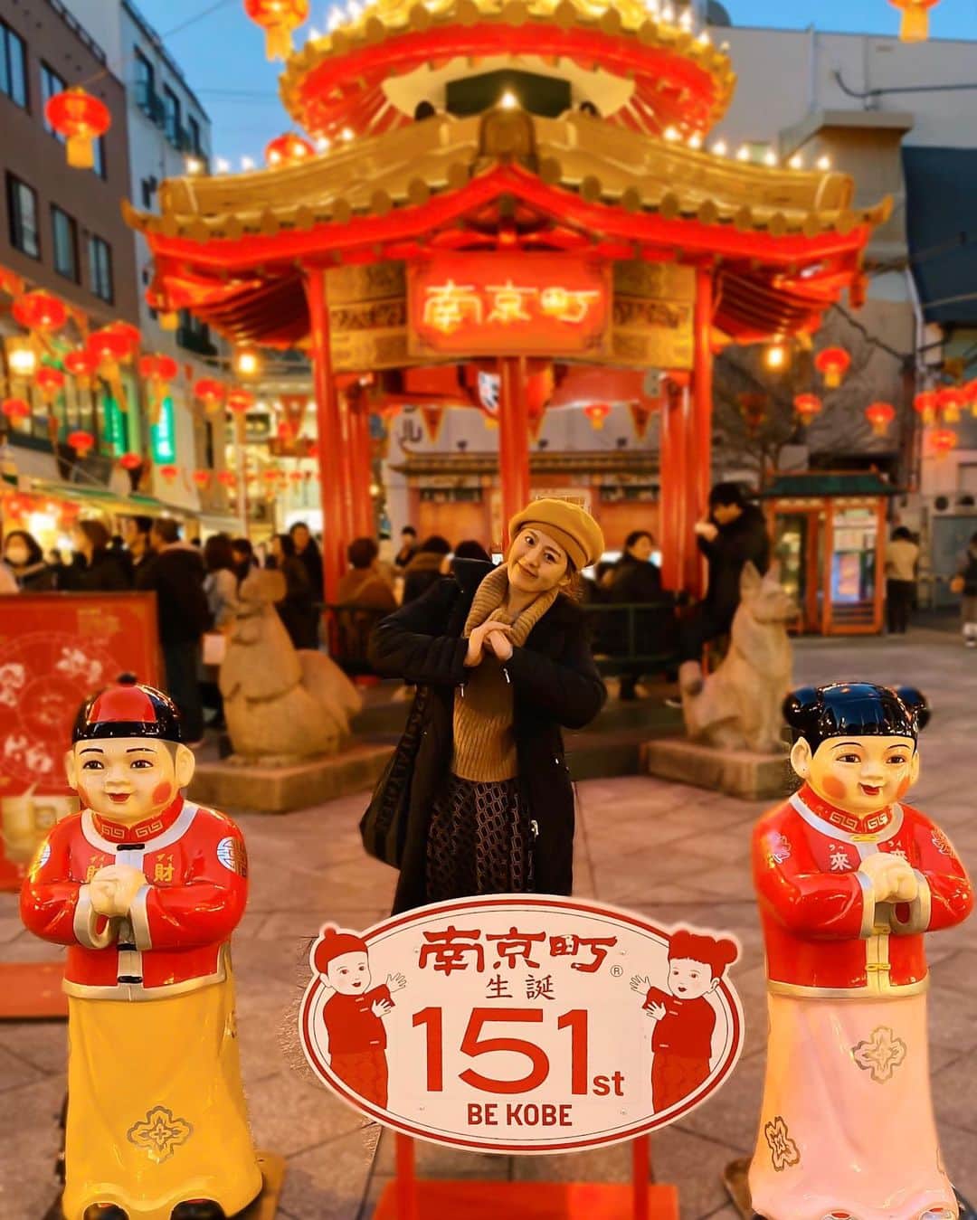 のインスタグラム：「🐼🇨🇳🍜 中国で撮った写真ね、と思った人！？ ぶぶー、神戸の南京町(中華街)です！ 中国から帰ってきたばかりなのにね😂 あ、これ中国にもあった🤭と知ったかぶる、 新しい楽しみ方を覚えました(笑) 今日は母とのお出かけ日でしたが、 色々と締切も迫っているので 隙間時間に仕事、仕事‥。 真剣な顔を撮られていました。 ほったらかしてごめんね母🥺🙏 神戸で可愛いお洋服もget出来たし、 母と色んな話も出来て、良い一日でした❤︎ もうすぐ春節ですが、 中国ではどんな盛り上がりになるのかな？ . #母娘デート #南京町 #神戸と中国を同時に楽しめるお得感 #ベレー帽も新入りちゃん」