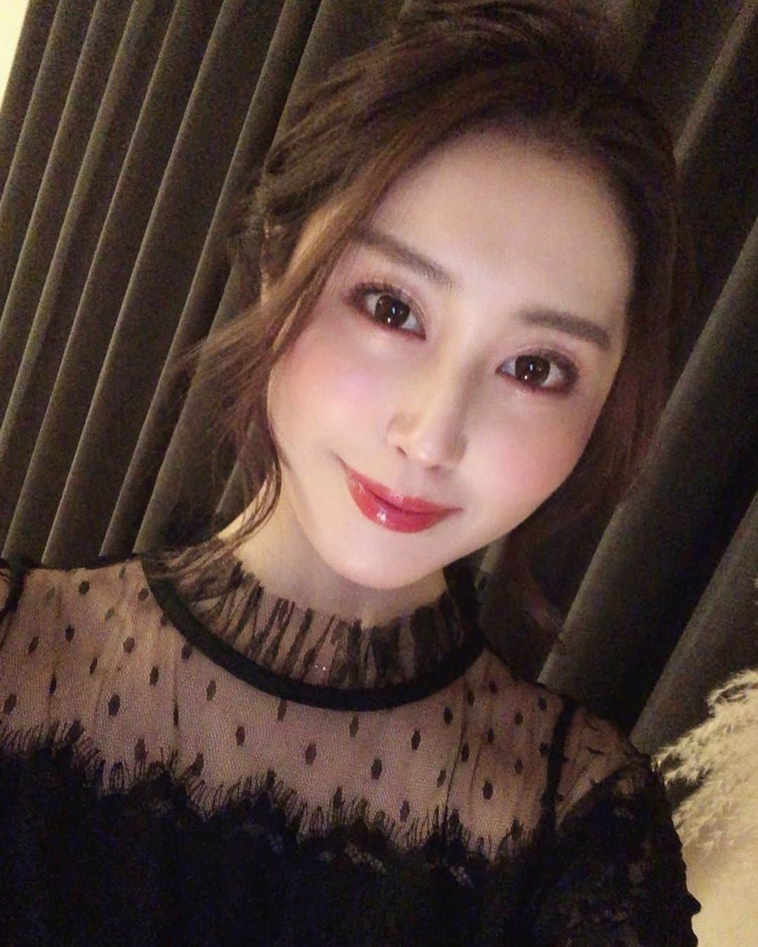 八尋莉那のインスタグラム：「昨日はケイダッシュグループ会長のお誕生祝賀会兼新年会がありました✨ 会長、そして普段はお会いすることが叶わない大先輩にもご挨拶させて頂き、激励のお言葉まで頂戴致しました✨改めてまた今年も一年頑張ろうと思いました😊  セミフォーマルリナーナです❤︎ ・ #ケイダッシュ#ケイダッシュグループ#kdash#新年会#パーティー」