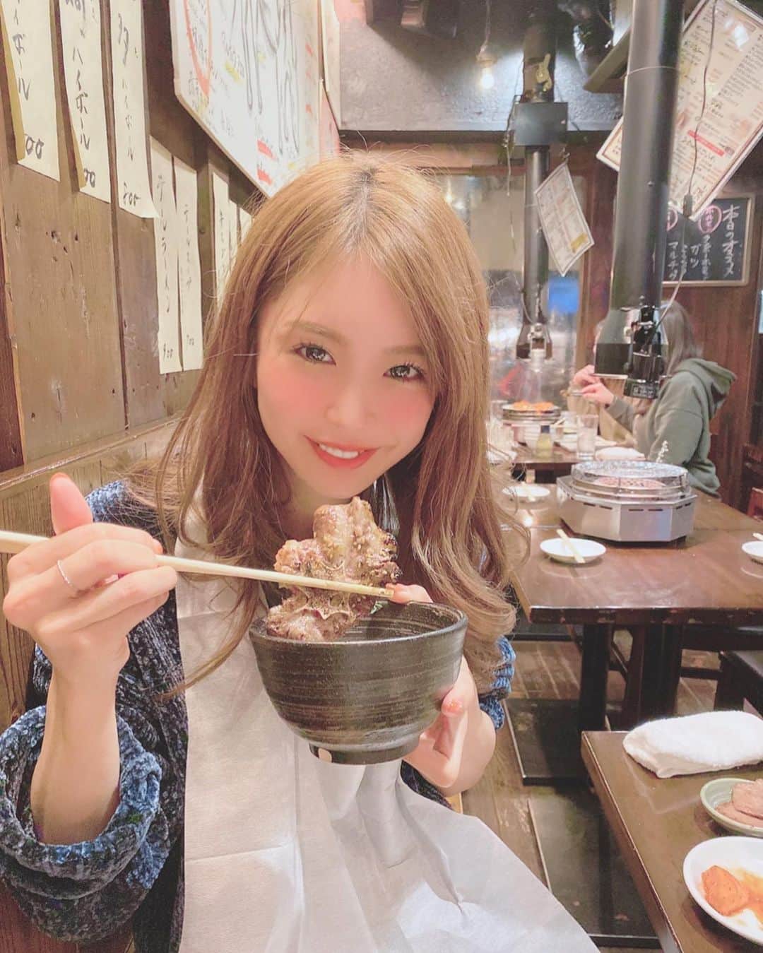 三宿菜々さんのインスタグラム写真 - (三宿菜々Instagram)「久しぶりに大好きなテール食べれた😋 めっっちゃ美味しかったー！！🔥 #箸の持ち方きも」1月18日 22時25分 - mishuku_nana