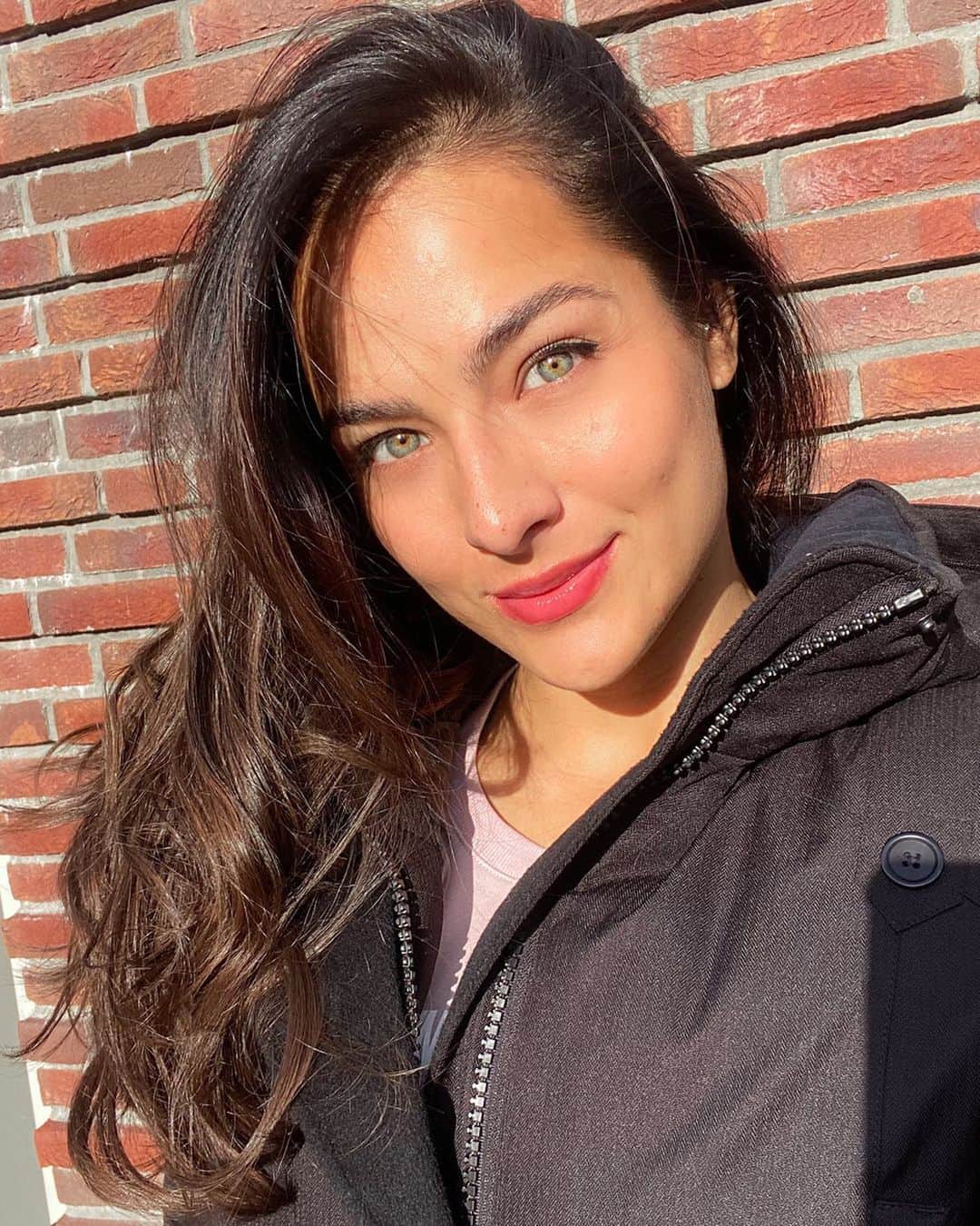 Dutchさんのインスタグラム写真 - (DutchInstagram)「Sunshine giving me life right now😍! Who is a summer baby like me too?😫 I miss it so much! I can’t wait for the days to be longer again & have more light cause I’m slowly turning into a vampire😂🧛🏽‍♀️🧟‍♀️ Dont forget to take your extra vitamin D this winter! 💊  it does wonders for your mood... I’m a grumpy bear if I don’t take it! Have a great weekend bebes✨ #vitaminD #sunshine #life」1月18日 22時25分 - nochtlii