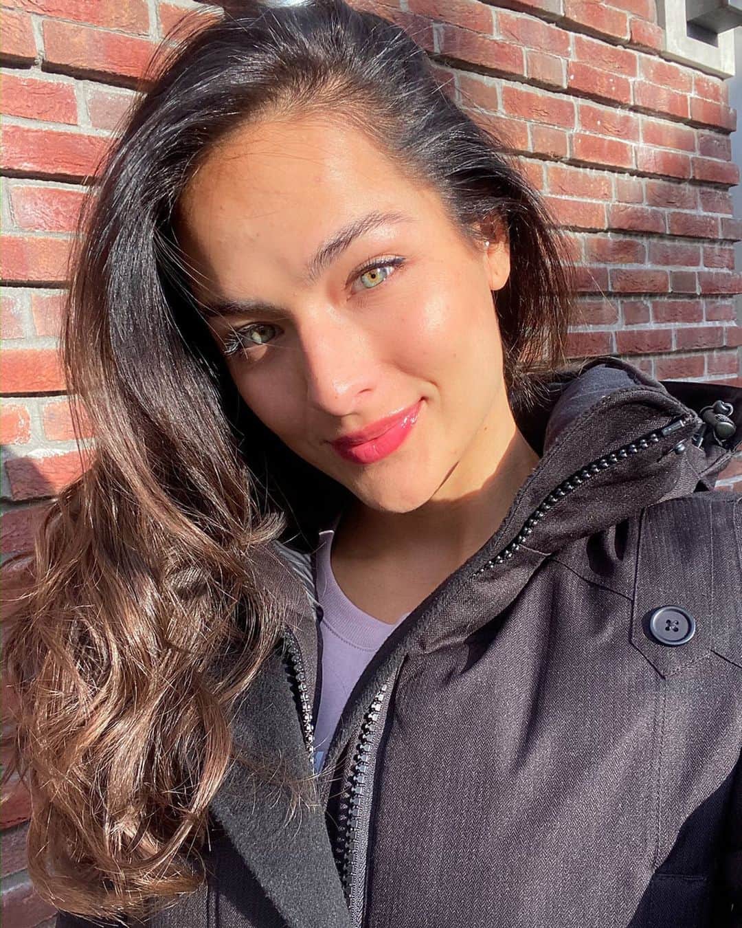 Dutchさんのインスタグラム写真 - (DutchInstagram)「Sunshine giving me life right now😍! Who is a summer baby like me too?😫 I miss it so much! I can’t wait for the days to be longer again & have more light cause I’m slowly turning into a vampire😂🧛🏽‍♀️🧟‍♀️ Dont forget to take your extra vitamin D this winter! 💊  it does wonders for your mood... I’m a grumpy bear if I don’t take it! Have a great weekend bebes✨ #vitaminD #sunshine #life」1月18日 22時25分 - nochtlii