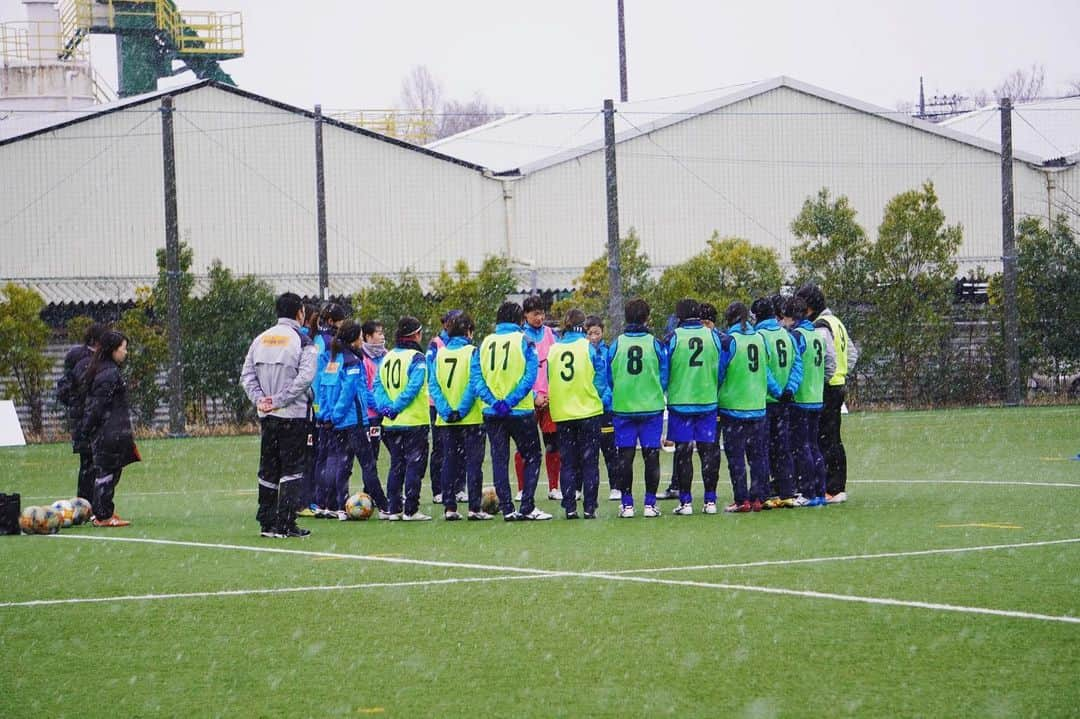 川島はるなさんのインスタグラム写真 - (川島はるなInstagram)「... 2020始動🏃‍♂️⚽️ . 新しい監督、スタッフ、仲間と共にまた1年上を目指して頑張ります。 . 今シーズンも宜しくお願いします！ . #めちゃくちゃ雪降ってたけど #練習終わった瞬間止んだけど #ノジマステラ神奈川相模原  #ノジマステラ #7 #今年も宜しく」1月18日 22時28分 - haruna__kawashima