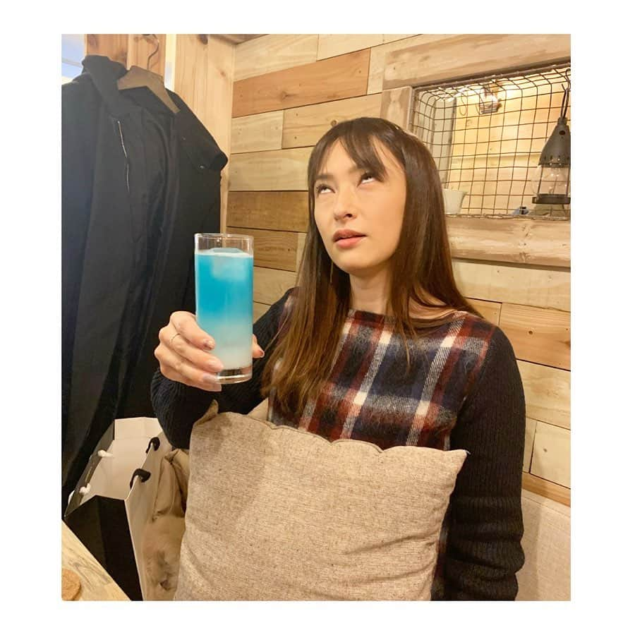 杜野まこさんのインスタグラム写真 - (杜野まこInstagram)「#野球女士 #新年会 #全員集合 みんなでずっと気になっていた #ネガティブカフェアンドバーモリオウチ ＊ ＊ ひたすら女士トーク楽しすぎた‼️✨ なにより #モリオウチ さんのドリンクメニュー斬新すぎておもしろーい🤣🤣🤣 何味か全然分からないし、頼んでみてからのお楽しみ感半端ない‼️✨ 頼んだドリンクメニューをイメージした変顔で写メ撮ったり〜 (うえっちはゴリラ。ゆうかちゃんはホット緑茶だったけど、勝手に芝生って名付けてみた) ＊ お土産交換始まったり〜 隠れ家っぽくて居心地良くて4時間くらい居たよね(笑) ＊ ＊  #女性限定カフェ #店長さん #センスいい #優しさに包まれる #また行きたい とにかくここの店長さんのSNSが面白いからみて欲しい🤣」1月18日 22時28分 - makomorino