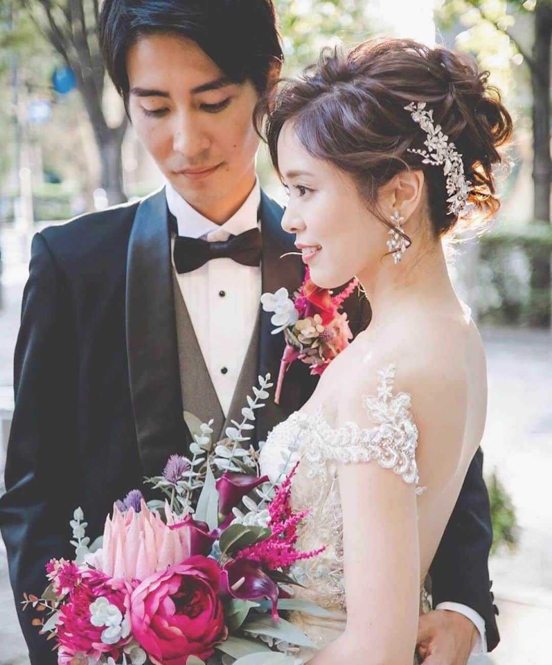 プレ花嫁の結婚式準備アプリ♡ -ウェディングニュースさんのインスタグラム写真 - (プレ花嫁の結婚式準備アプリ♡ -ウェディングニュースInstagram)「とっても綺麗💕人気ヘアメイクさんがお手伝いをした花嫁さんたちのウェディングフォト8選✨ . . ➸➸➸➸➸➸➸💒➸➸➸➸➸➸➸ 本当の料金がわかる✨ ウェディングニュース式場検索 👰 . アプリ： @weddingnews_editor web版： @weddingnews_concierge ➸➸➸➸➸➸➸➸➸➸➸➸➸➸➸➸ . . こちらのお写真はブライダルヘアメイクアーティスト @mika.mydresser さんからリグラムさせていただきました🌟ありがとうございました😊✨ . .  mika.mydresserさんのお客様の #ウェディングフォト がどれも素敵なんです💕 . カバーはピンクのブーケと美しい花嫁さんが印象的なフォト✨ . 花嫁さんの横顔とツヤツヤなお肌に思わずうっとり☺️💕 . 大胆に開いた背中と繊細なレースが印象的な #ウェディングドレス には、デザインが引き立つように高めのアップスタイルをあわせて♩ . 後れ毛は少なめで、スッキリ綺麗な印象に✨ドレスの雰囲気にぴったりですね😊 . ほかのフォトも素敵なので、ぜひスワイプ👉🏻してみてくださいね✨ . . . ＼📷投稿お待ちしています／ . 花嫁はもちろん、業者さんも大歓迎✨ アナタのお写真をご紹介してもOKという方は、ぜひ #ウェディングニュース にお写真を投稿してください💕 . . ⬇︎関連アカウント⬇︎ . 🕊メインアカウント 【 @weddingnews_editor 】 . 💒インスタグラムで式場探し 【 @weddingnews_concierge 】 . 👰花嫁から式場探し 【 @weddingnews_brides 】 . . その他、編集部からの連絡専用 @weddingnews_contact や、スタッフ個人の連絡用として @WN_xxxx（xxxは個人名）があります💕 . . …………………………… ❤️ウェディングニュースとは？ …………………………… . 花嫁のリアルな”声”から生まれた、花嫁支持率No1✨スマホアプリです📱💕 . . 🌸知りたい… #結婚式準備 に役立つ記事を毎日150件配信中♩ . 🌸見たい… インスタの #ウェディング 系投稿TOP100が毎日チェックできる＊IG画像の複数ワード検索も可♩ . 🌸叶えたい… 式場をはじめとした  #結婚式 関連の予約サイトが大集合♩ . 🌸伝えたい… 自分の結婚式レポ『マイレポ』が簡単に作れる♩卒花嫁のレポが読める♩ . . @weddingnews_editor のURLからDLしてね✨ . . . #プレ花嫁 #結婚  #花嫁 #ウエディング  #プレ花嫁準備 #2020秋婚 #フォトウェディング #ロケーションフォト #前撮り #大人婚 #ウエディングドレス #ハワイ挙式 #プロポーズ #婚約 #入籍 #ホテルウェディング #海外挙式 #2020夏婚  #プレ花嫁さんと繋がりたい #カップルフォト#カップル #結婚式前撮り#weddingphotography」1月18日 22時33分 - weddingnews_editor