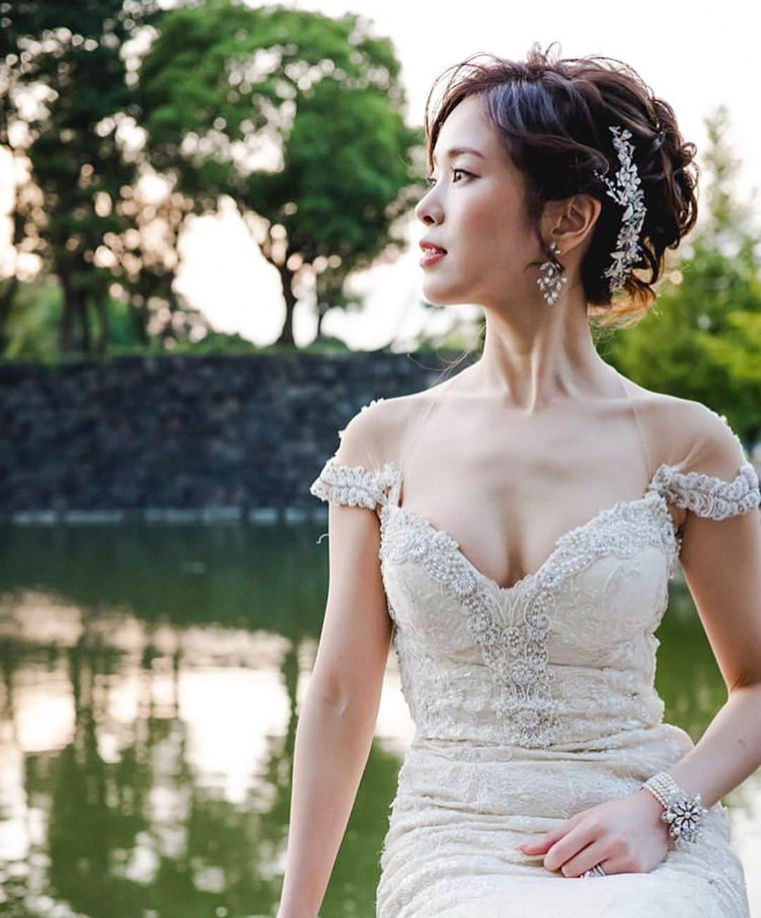 プレ花嫁の結婚式準備アプリ♡ -ウェディングニュースさんのインスタグラム写真 - (プレ花嫁の結婚式準備アプリ♡ -ウェディングニュースInstagram)「とっても綺麗💕人気ヘアメイクさんがお手伝いをした花嫁さんたちのウェディングフォト8選✨ . . ➸➸➸➸➸➸➸💒➸➸➸➸➸➸➸ 本当の料金がわかる✨ ウェディングニュース式場検索 👰 . アプリ： @weddingnews_editor web版： @weddingnews_concierge ➸➸➸➸➸➸➸➸➸➸➸➸➸➸➸➸ . . こちらのお写真はブライダルヘアメイクアーティスト @mika.mydresser さんからリグラムさせていただきました🌟ありがとうございました😊✨ . .  mika.mydresserさんのお客様の #ウェディングフォト がどれも素敵なんです💕 . カバーはピンクのブーケと美しい花嫁さんが印象的なフォト✨ . 花嫁さんの横顔とツヤツヤなお肌に思わずうっとり☺️💕 . 大胆に開いた背中と繊細なレースが印象的な #ウェディングドレス には、デザインが引き立つように高めのアップスタイルをあわせて♩ . 後れ毛は少なめで、スッキリ綺麗な印象に✨ドレスの雰囲気にぴったりですね😊 . ほかのフォトも素敵なので、ぜひスワイプ👉🏻してみてくださいね✨ . . . ＼📷投稿お待ちしています／ . 花嫁はもちろん、業者さんも大歓迎✨ アナタのお写真をご紹介してもOKという方は、ぜひ #ウェディングニュース にお写真を投稿してください💕 . . ⬇︎関連アカウント⬇︎ . 🕊メインアカウント 【 @weddingnews_editor 】 . 💒インスタグラムで式場探し 【 @weddingnews_concierge 】 . 👰花嫁から式場探し 【 @weddingnews_brides 】 . . その他、編集部からの連絡専用 @weddingnews_contact や、スタッフ個人の連絡用として @WN_xxxx（xxxは個人名）があります💕 . . …………………………… ❤️ウェディングニュースとは？ …………………………… . 花嫁のリアルな”声”から生まれた、花嫁支持率No1✨スマホアプリです📱💕 . . 🌸知りたい… #結婚式準備 に役立つ記事を毎日150件配信中♩ . 🌸見たい… インスタの #ウェディング 系投稿TOP100が毎日チェックできる＊IG画像の複数ワード検索も可♩ . 🌸叶えたい… 式場をはじめとした  #結婚式 関連の予約サイトが大集合♩ . 🌸伝えたい… 自分の結婚式レポ『マイレポ』が簡単に作れる♩卒花嫁のレポが読める♩ . . @weddingnews_editor のURLからDLしてね✨ . . . #プレ花嫁 #結婚  #花嫁 #ウエディング  #プレ花嫁準備 #2020秋婚 #フォトウェディング #ロケーションフォト #前撮り #大人婚 #ウエディングドレス #ハワイ挙式 #プロポーズ #婚約 #入籍 #ホテルウェディング #海外挙式 #2020夏婚  #プレ花嫁さんと繋がりたい #カップルフォト#カップル #結婚式前撮り#weddingphotography」1月18日 22時33分 - weddingnews_editor